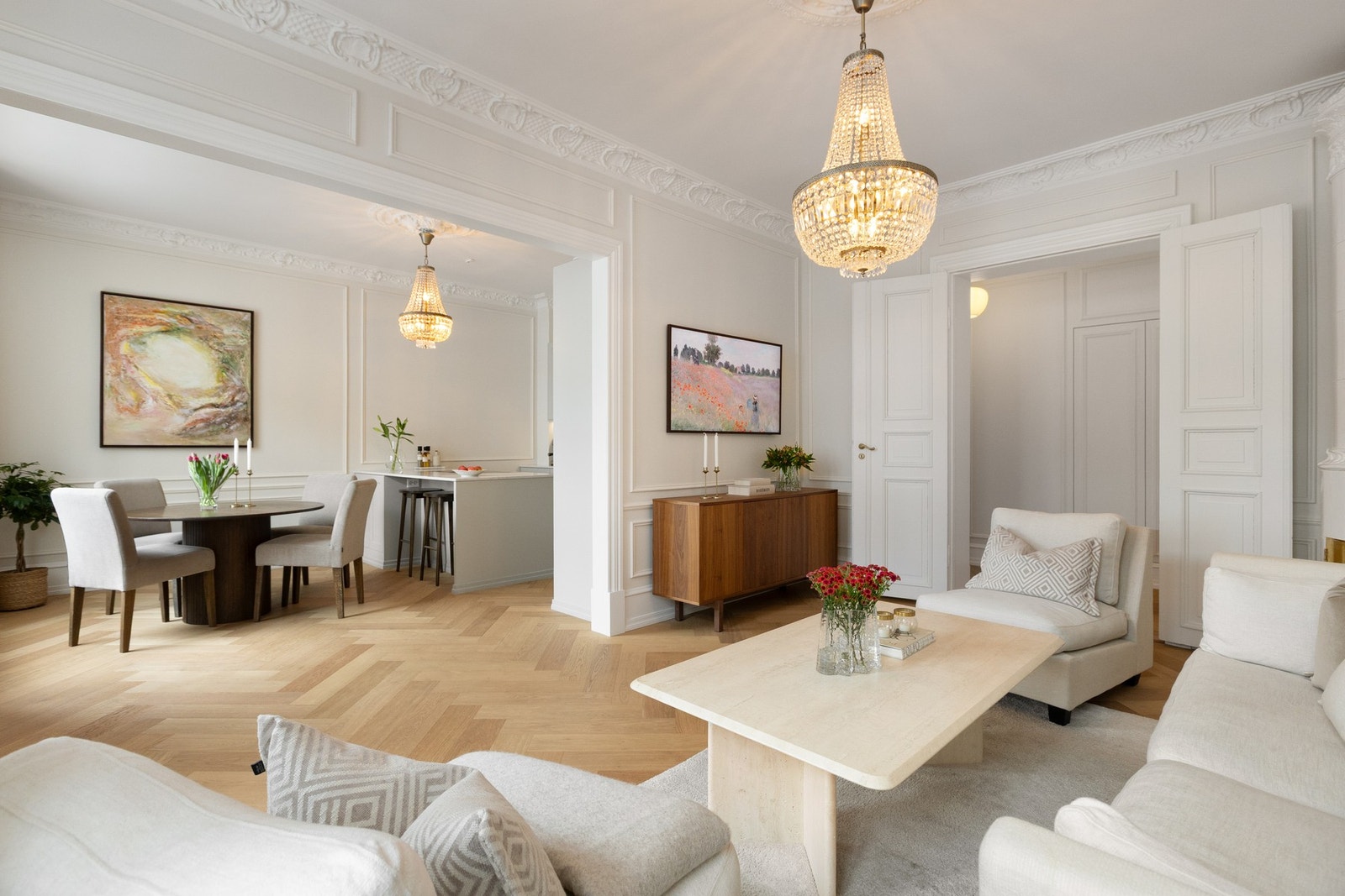 Doble fløydører og bred åpning mot spisestue og kjøkken gir en sosial og luftig planløsning. Galleribilde