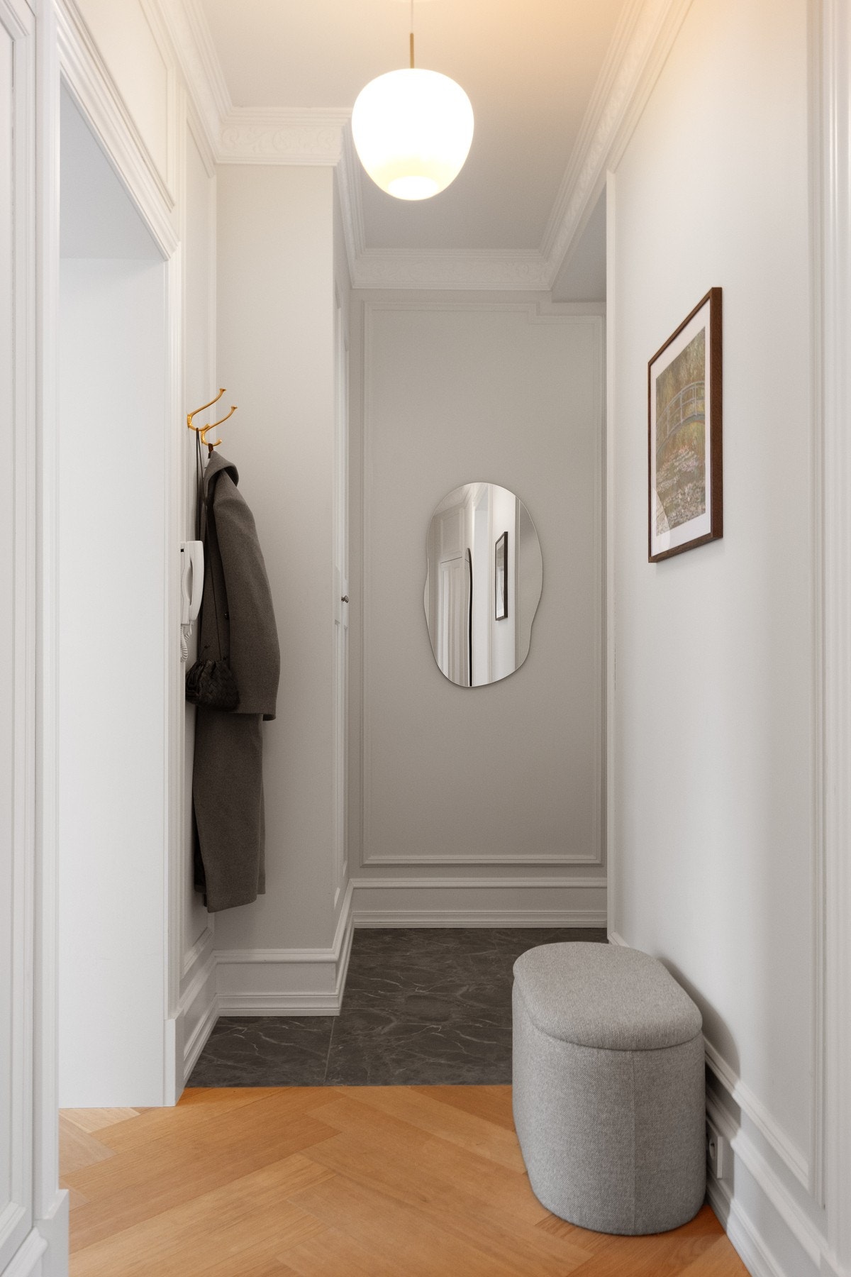 Innerst i gangen er det en praktisk nisje med flislagt gulv med varmekabler, ideell for yttertøy og sko. Galleribilde