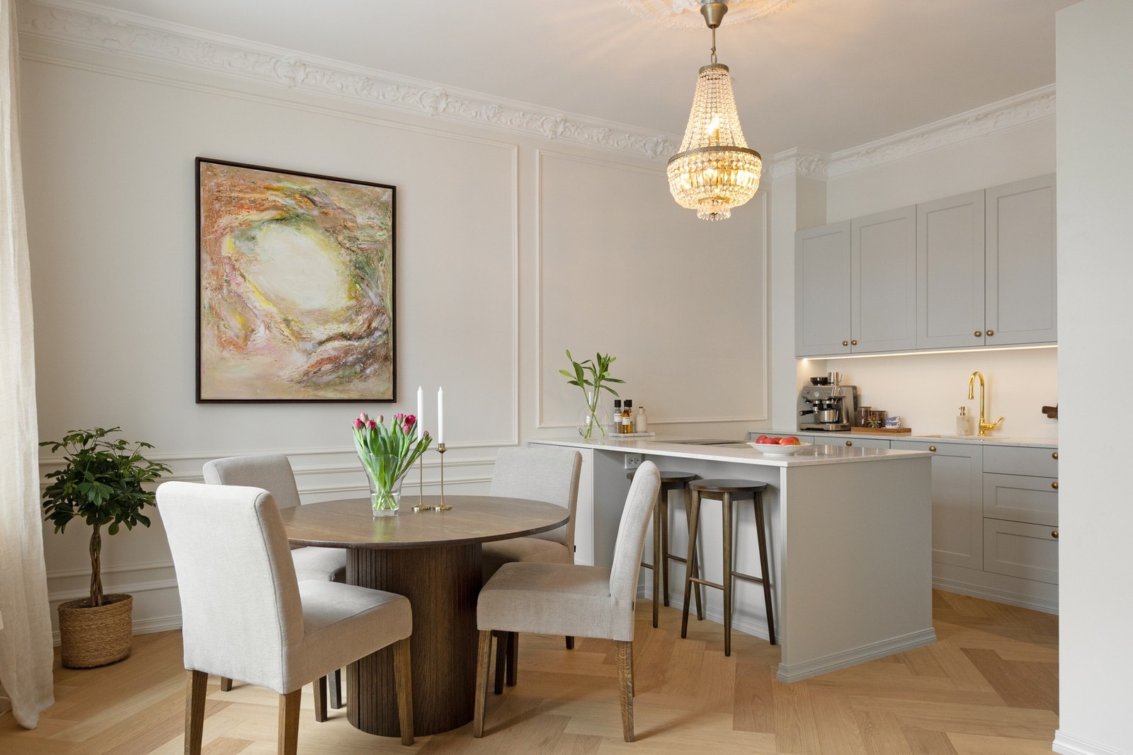 Nytt kjøkken i 2025 levert av T Design Studio. Dette er et delikat og påkostet kjøkken med moderne, profilerte fronter og benkeplate i komposittstein, som gir et solid og eksklusivt uttrykk. Galleribilde