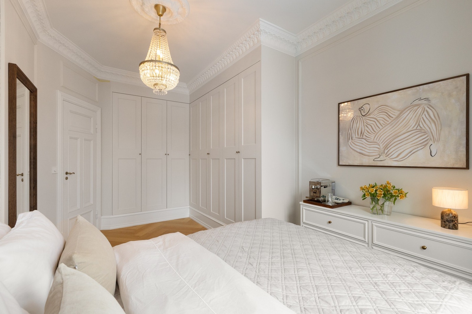 Hovedsoverommet er romslig med plass til dobbeltseng og tilhørende møblement, samt rikelig med garderobeskap langs vegg. Galleribilde