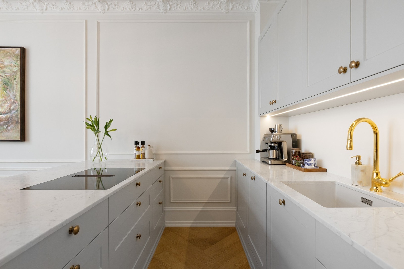 Kjøkkenet er helintegrert med hvitevarer bestående av kjøl/fryseskap, oppvaskmaskin, platetopp, stekeovn samt kombiovn med både mikro- og stekeovnsfunksjon. Galleribilde