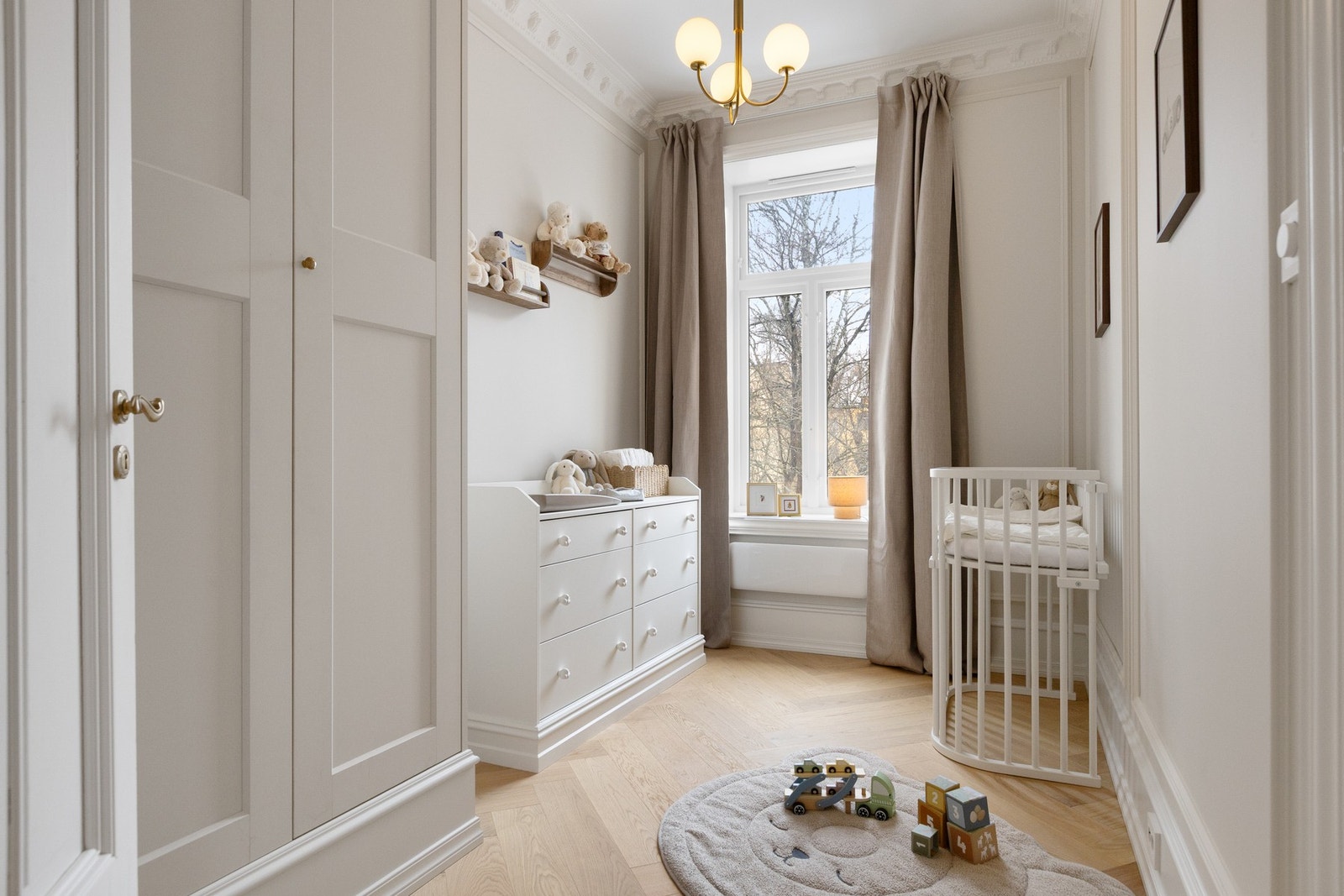 Det andre soverommet egner seg utmerket som barnerom, gjesterom eller kontor, og har god plass til seng og oppbevaring. Galleribilde