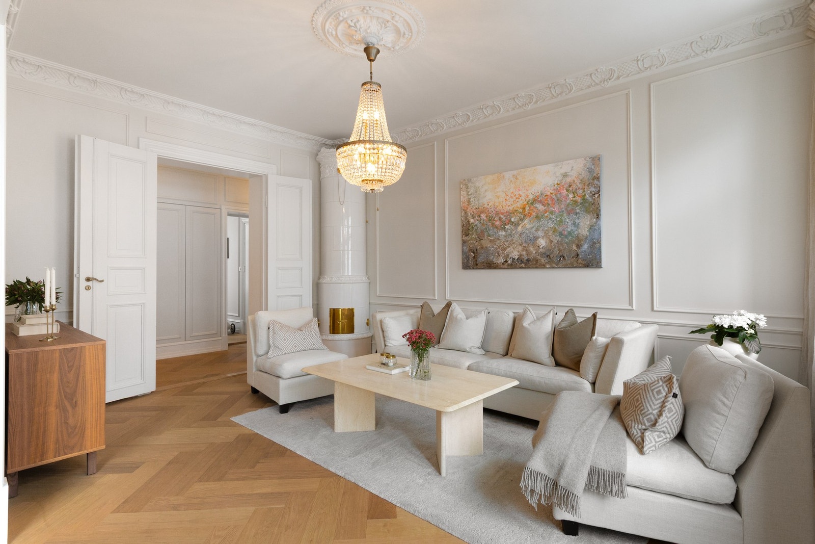 Stuen er et elegant og representativt oppholdsrom med generøs takhøyde og flotte, klassiske detaljer. Galleribilde