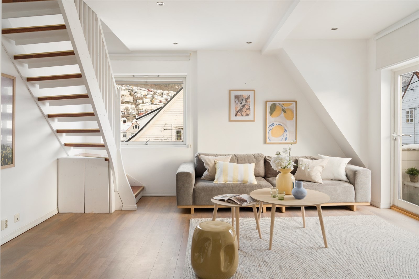 Store vindusflatene slipper inn rikelig med naturlig lys og bidrar til en lys og trivelig romfølelse gjennom hele dagen Galleribilde