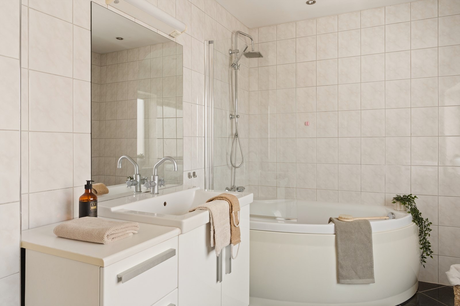 Helfliset bad med varmekabler i gulvet Galleribilde