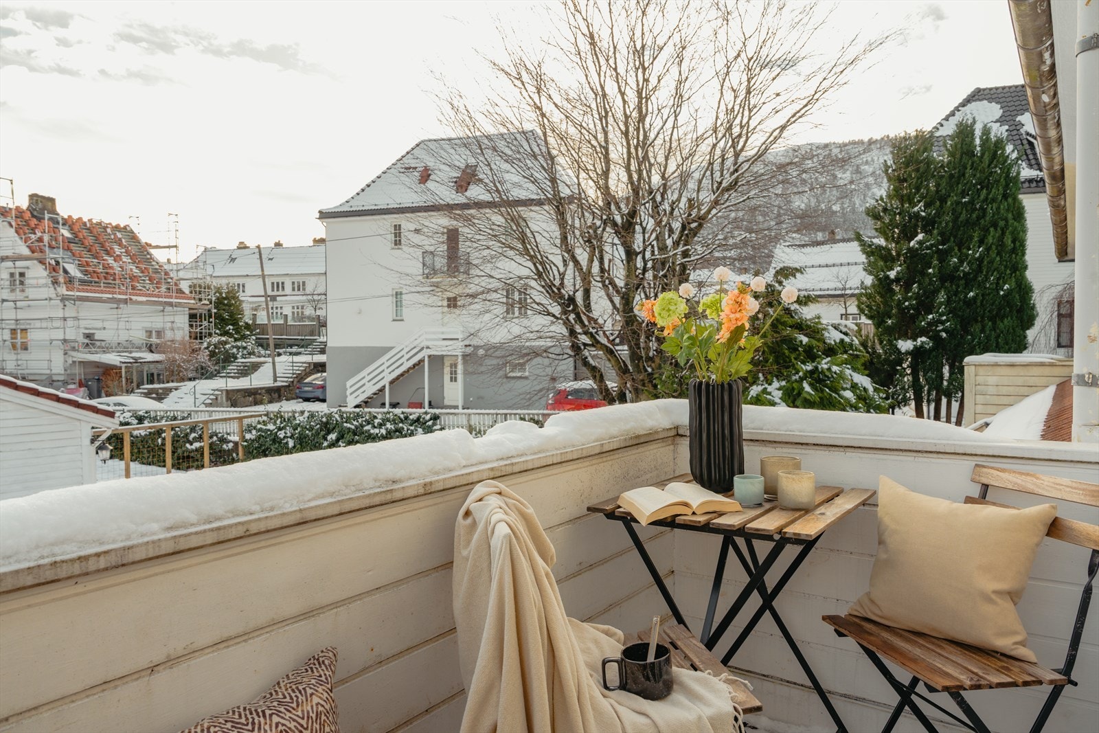 Balkongen har en fin plassering med gode solforhold Galleribilde