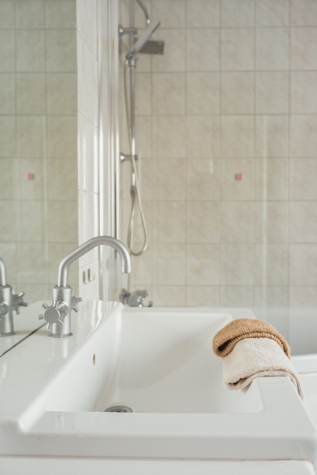 Utstyrt med nedfelt servant med tilhørende innredning, veggmontert toalett, badekar samt opplegg for vaskemaskin. Galleribilde