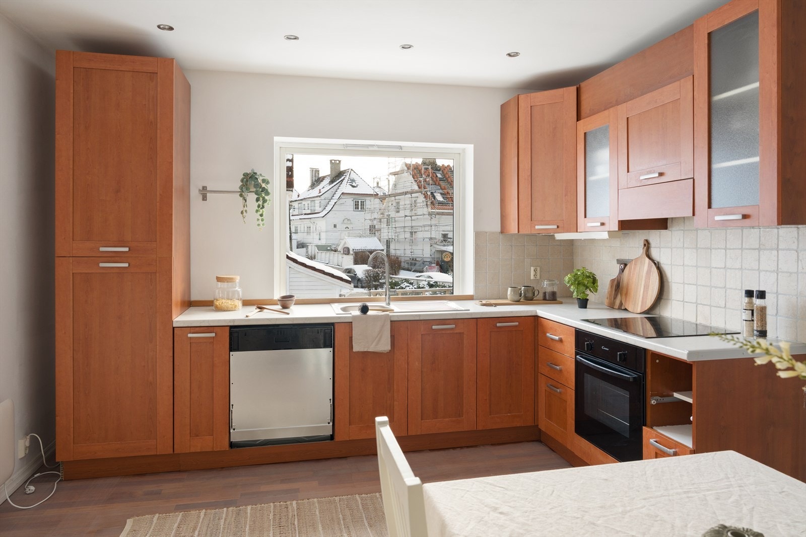 Store vindusflater gir godt lysinnslipp Galleribilde