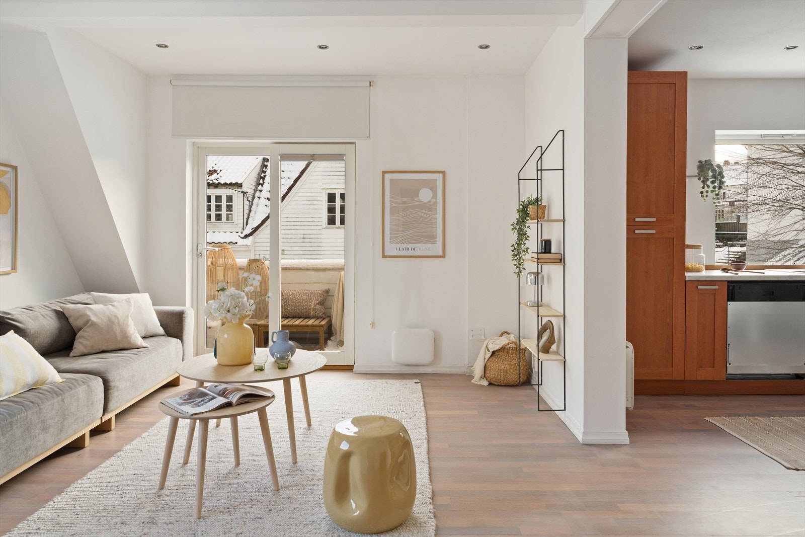 Sosial og luftig løsning mellom stue og kjøkken Galleribilde