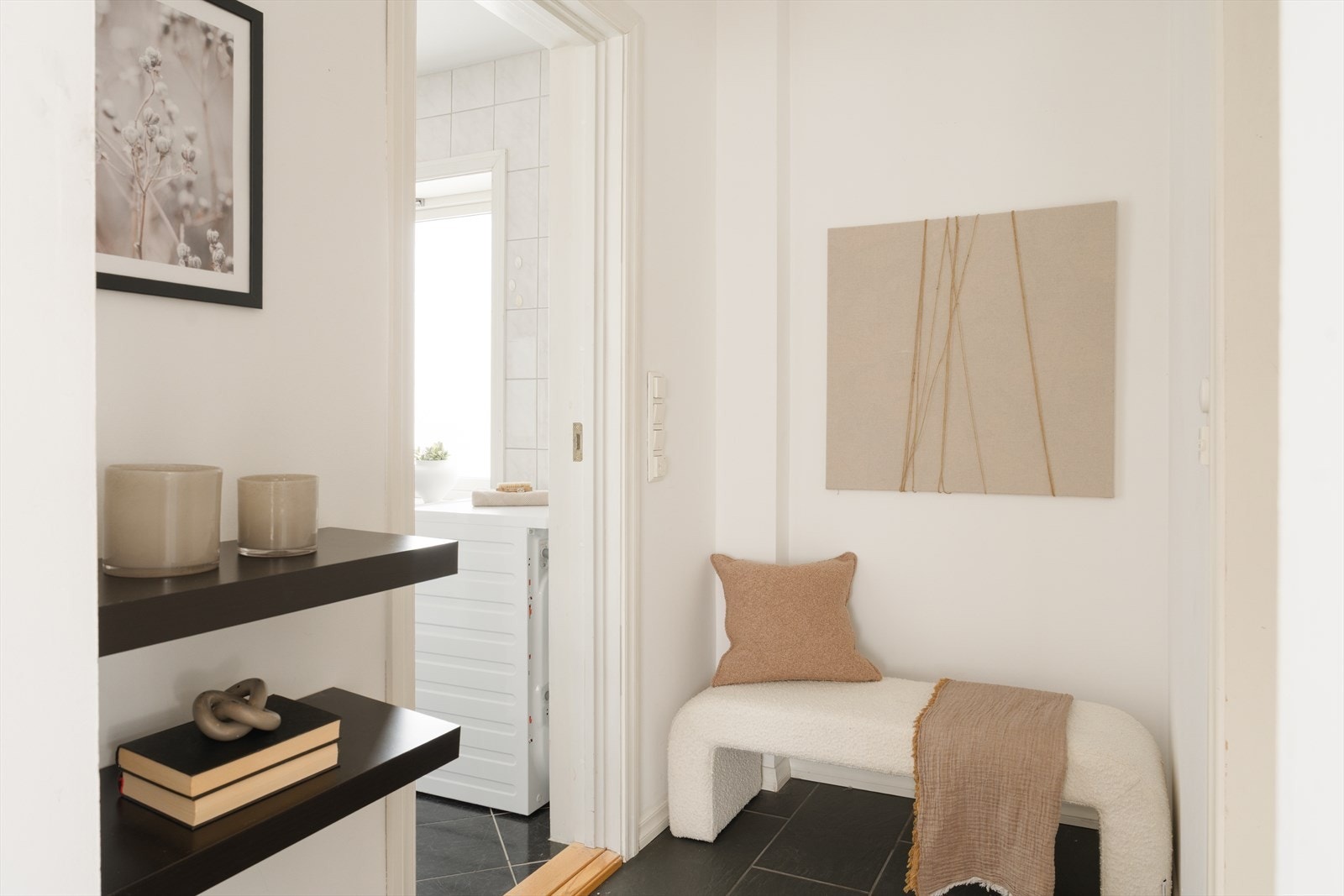 Vi møtes av en lys og romslig gang. Galleribilde