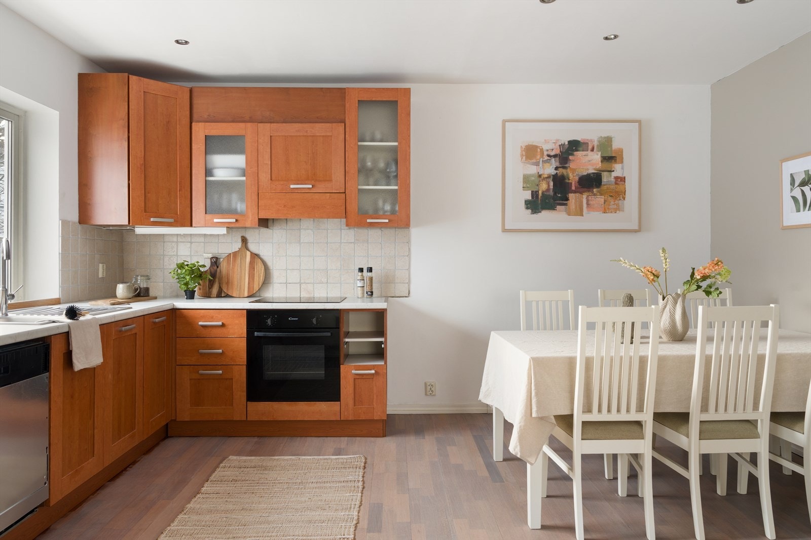 Kjøkkenet har en praktisk utforming som gir gode arbeidsflater Galleribilde