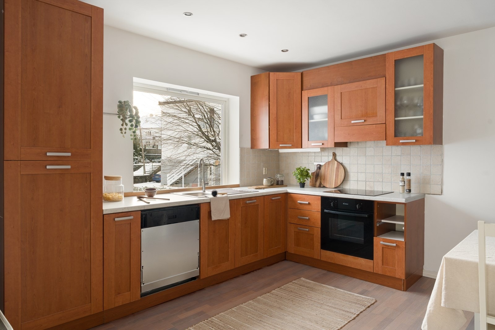 Kjøkken med god plass til både matlaging og oppbevaring Galleribilde