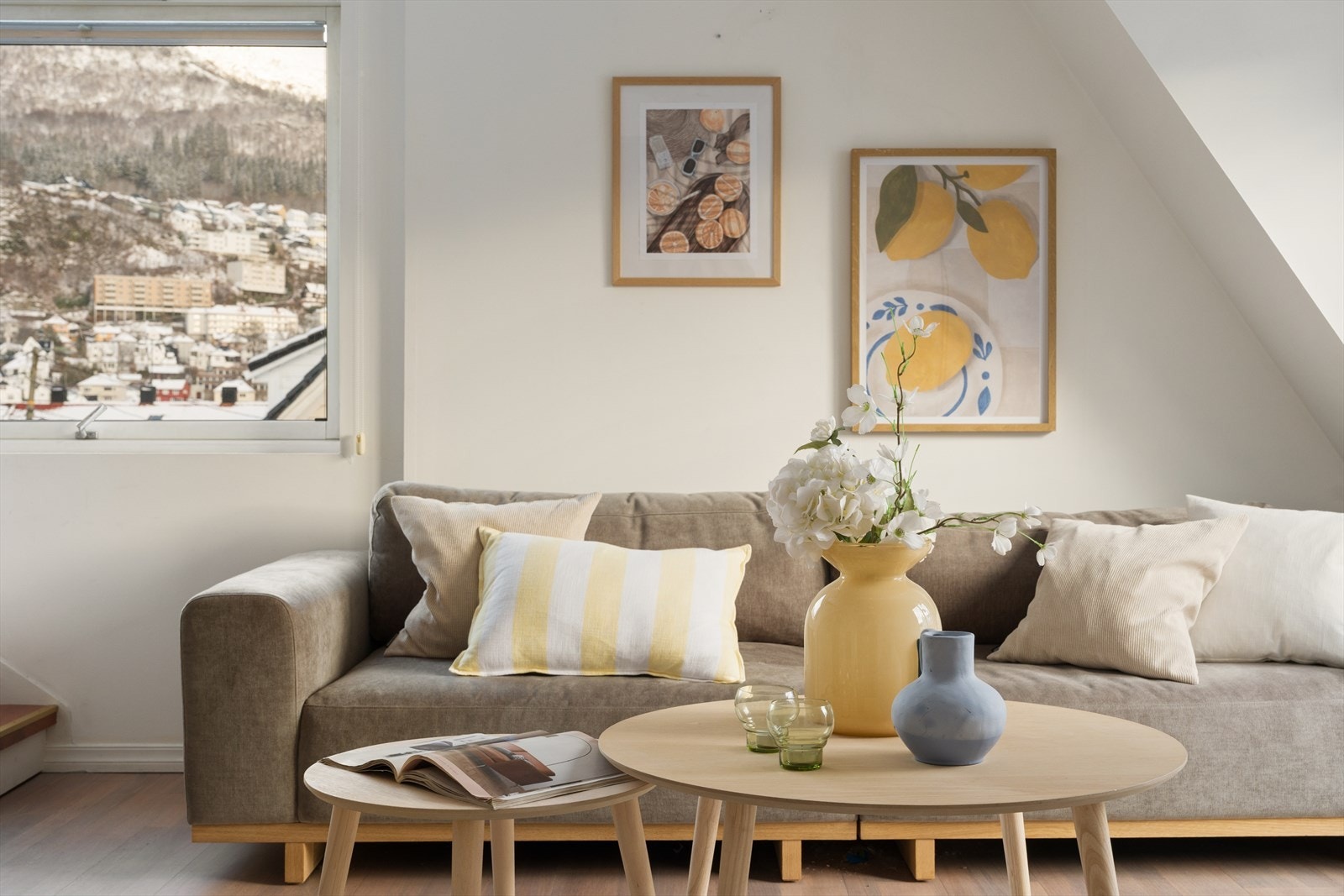 Rommet har en god og fleksibel planløsning som gjør det enkelt å innrede med både sofakrok Galleribilde