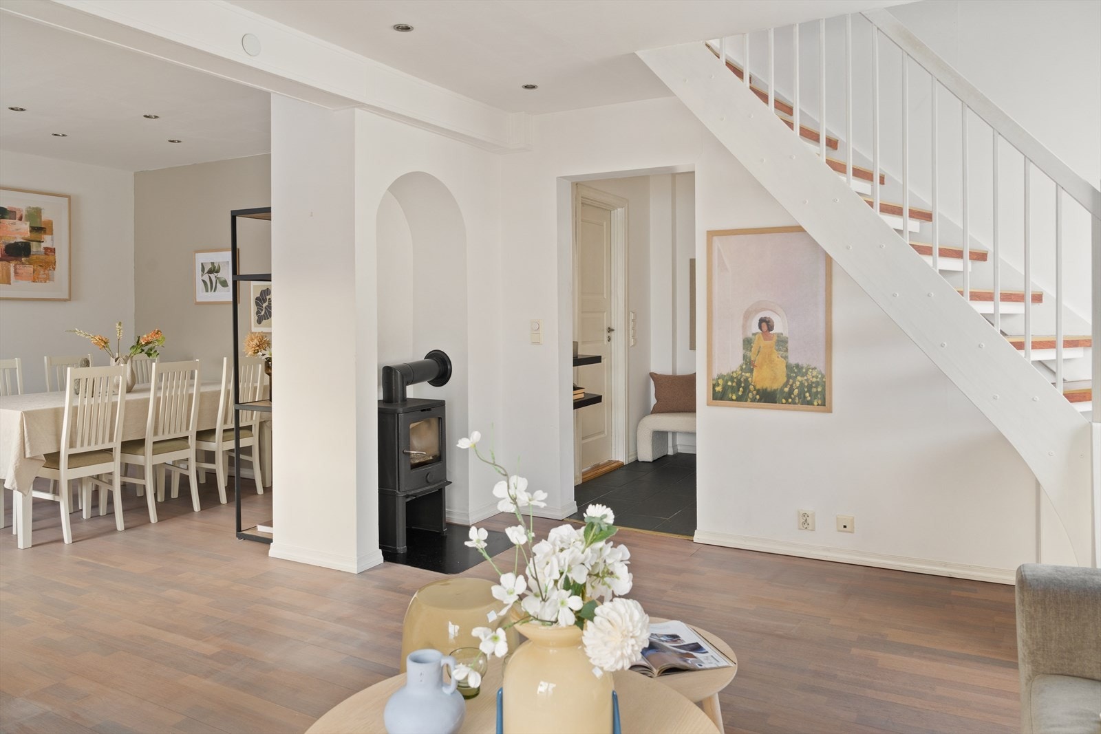 Fra gangen beveger oss inn i en romslig stue målt til hele 16,3 m² Galleribilde