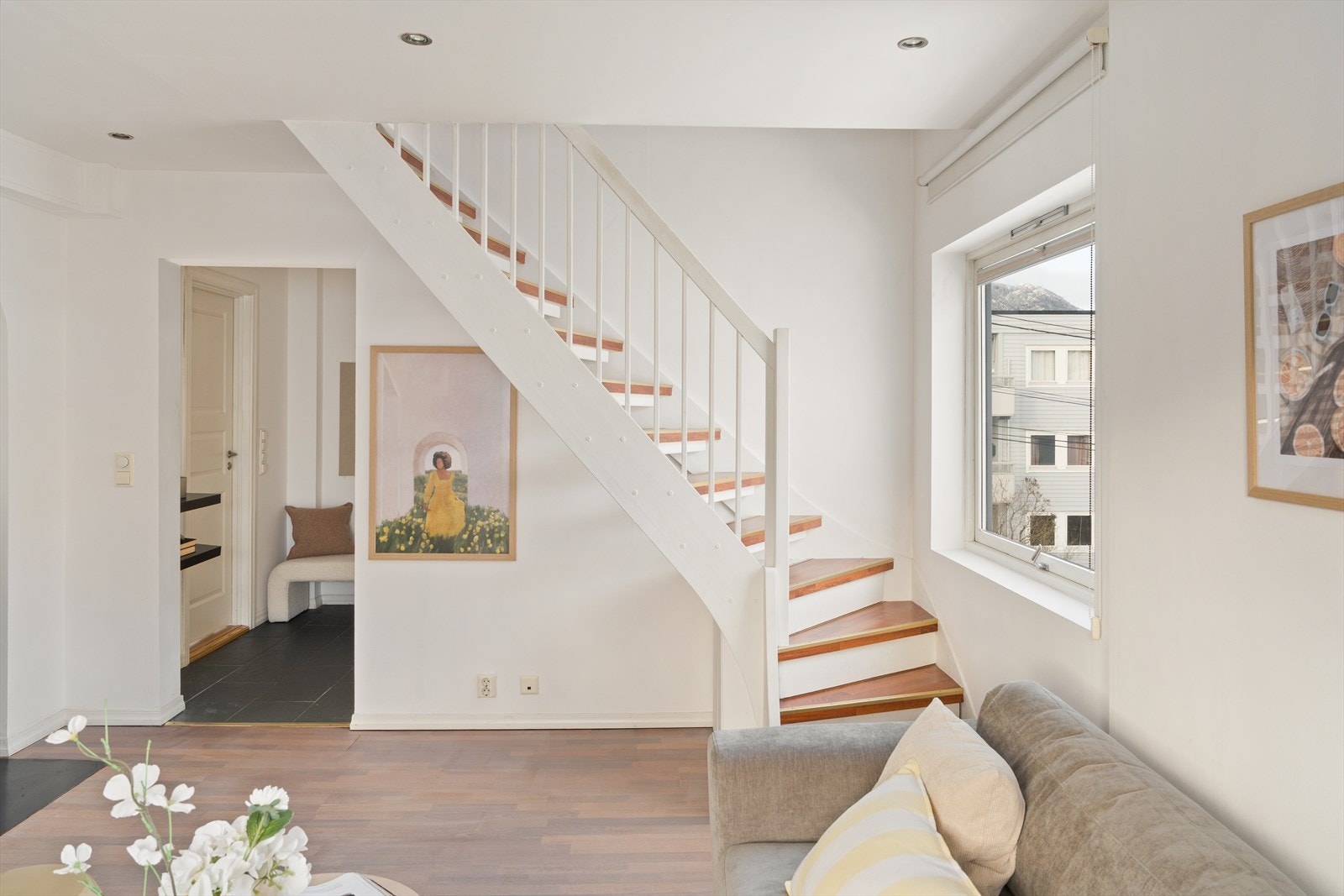 Stuen er malt i en tidsriktig og behagelig fargetone Galleribilde