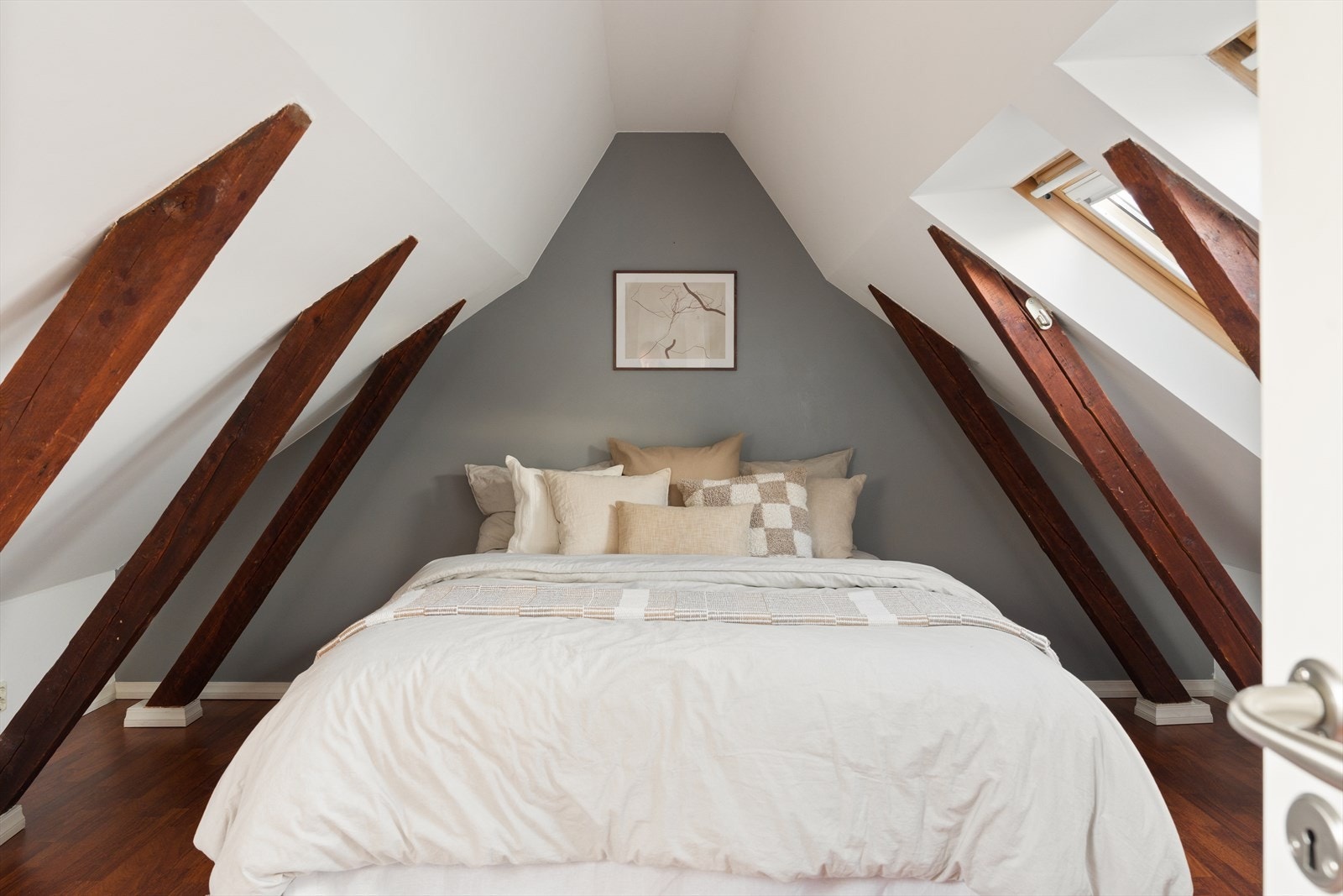 Boligen har ett luftig soverom med god plass til seng Galleribilde