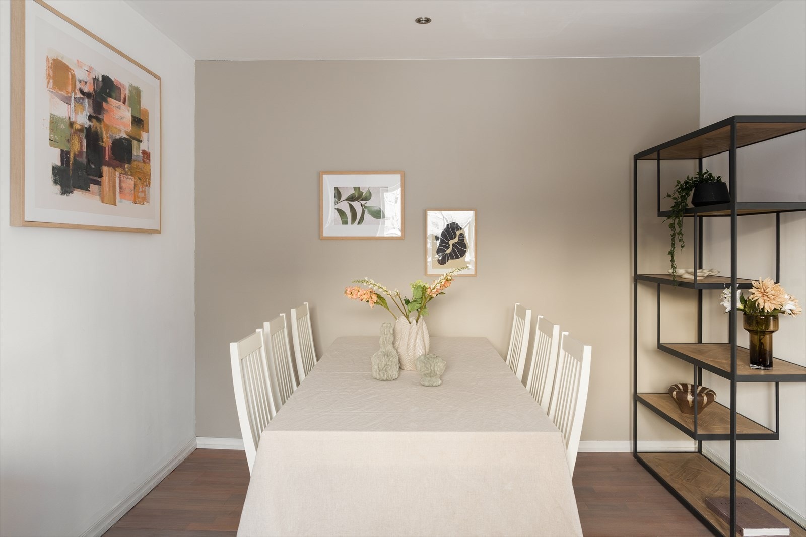 Egen spisesone med god plass til spisebord Galleribilde