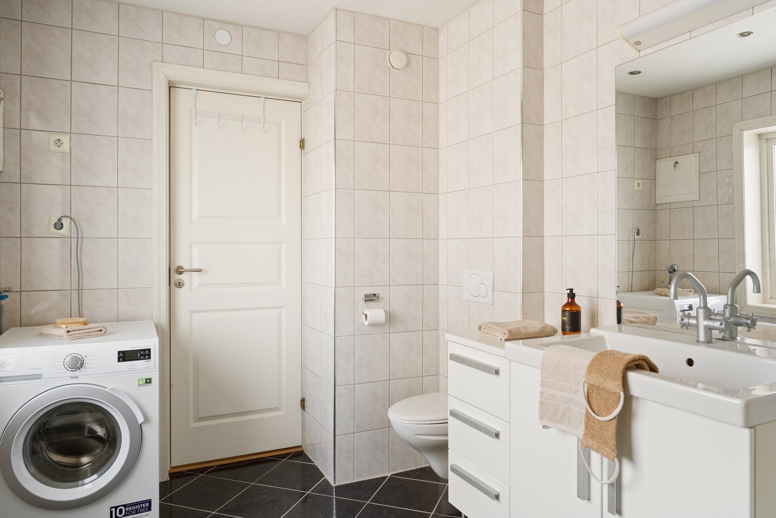 Badet har en funksjonell og praktisk utforming Galleribilde