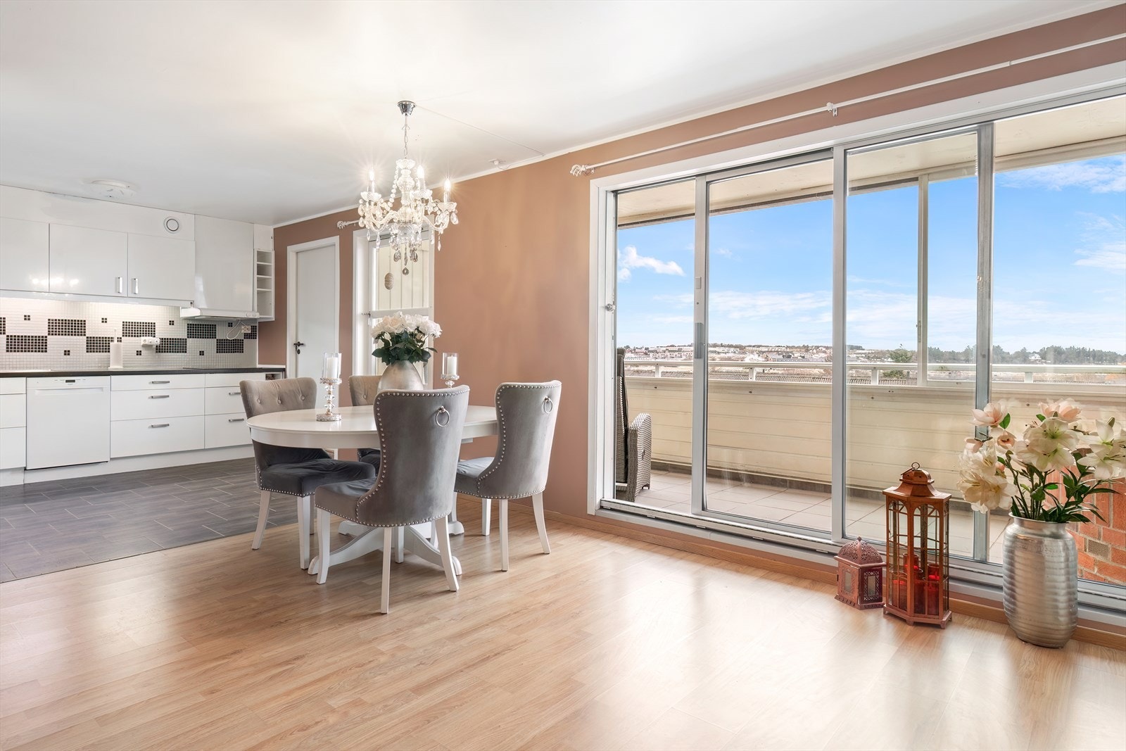 Lys og stor stue med åpen kjøkkenløsning Galleribilde