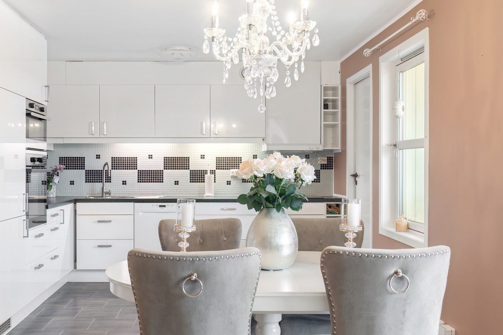 Kjøkken med plass til stort spisebord Galleribilde