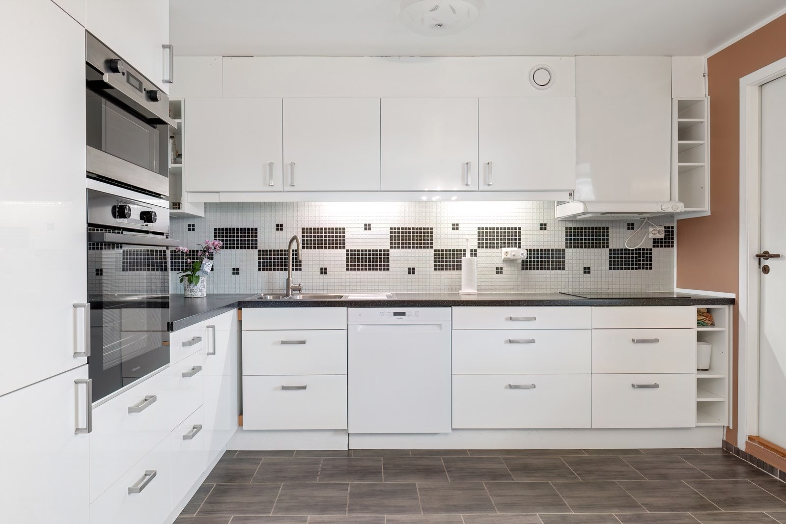 Kjøkken med god skap- og benkeplass. Utgang til praktisk matbod Galleribilde