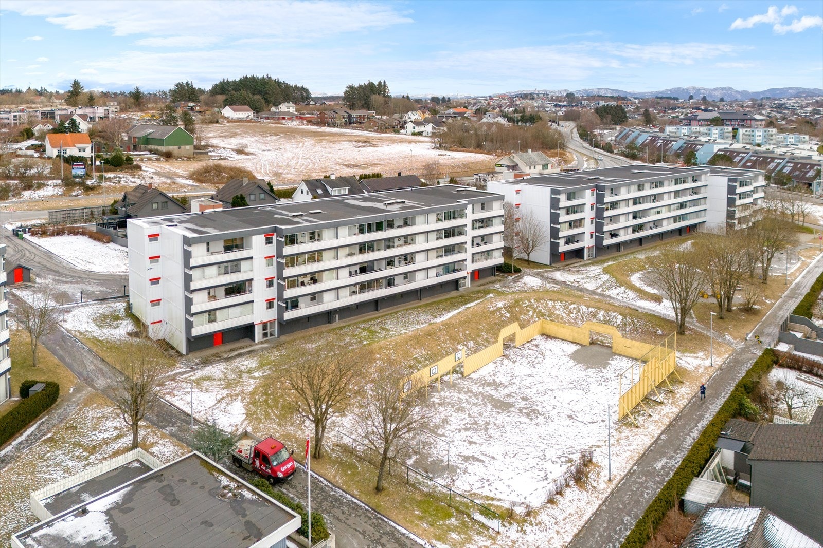 Fasade - leiligheten ligger fint til i 2. etasje. Heis i bygget. Galleribilde