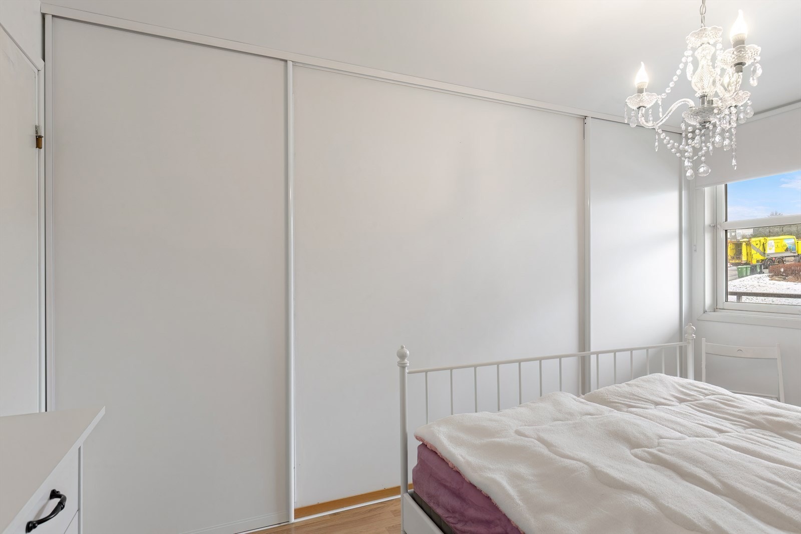 Soverom 1 - stor skyvedørsgarderobe Galleribilde