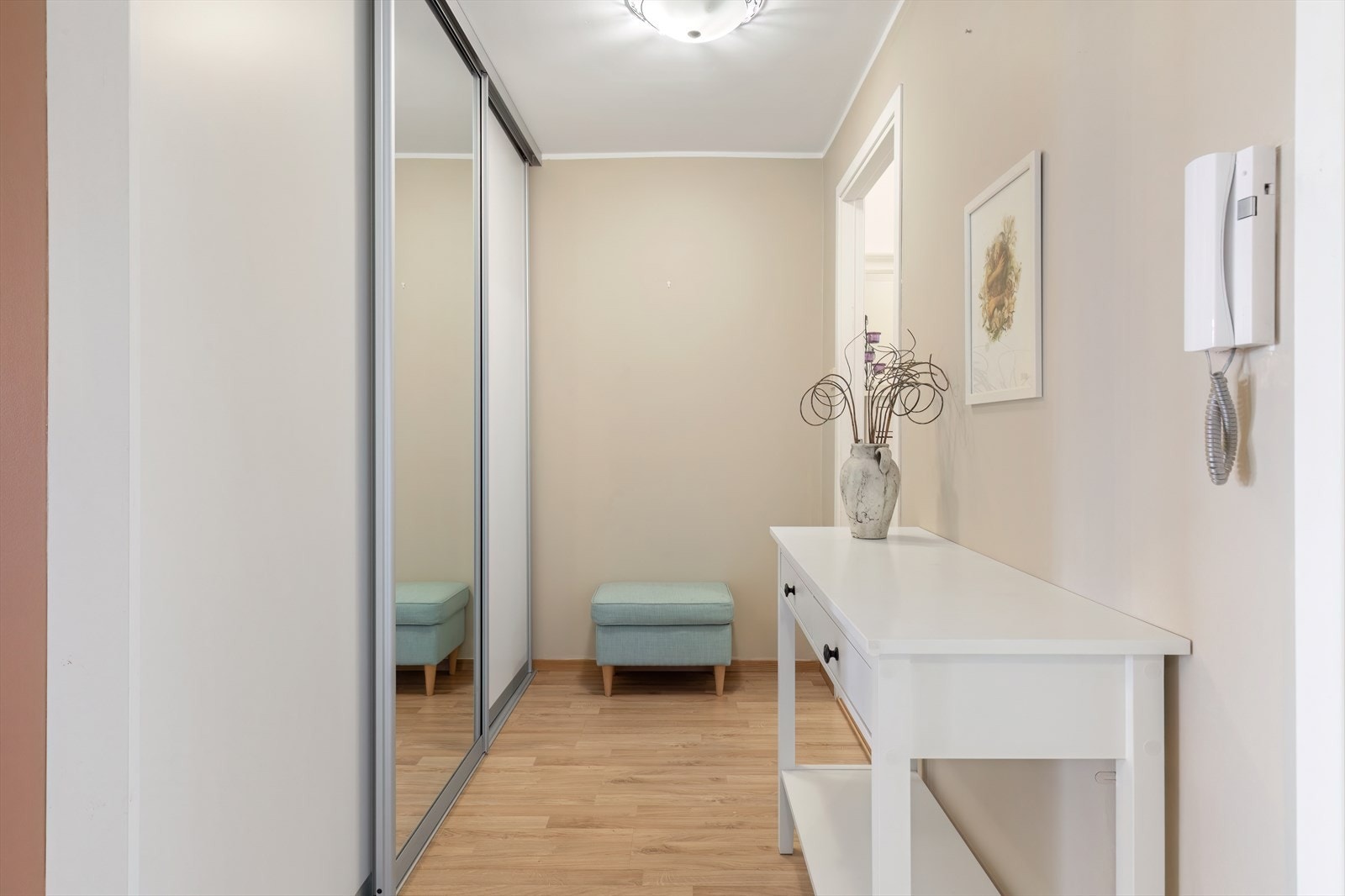 Gang - skyvedørsgarderobe med god plass til å henge fra seg yttertøy og sko Galleribilde