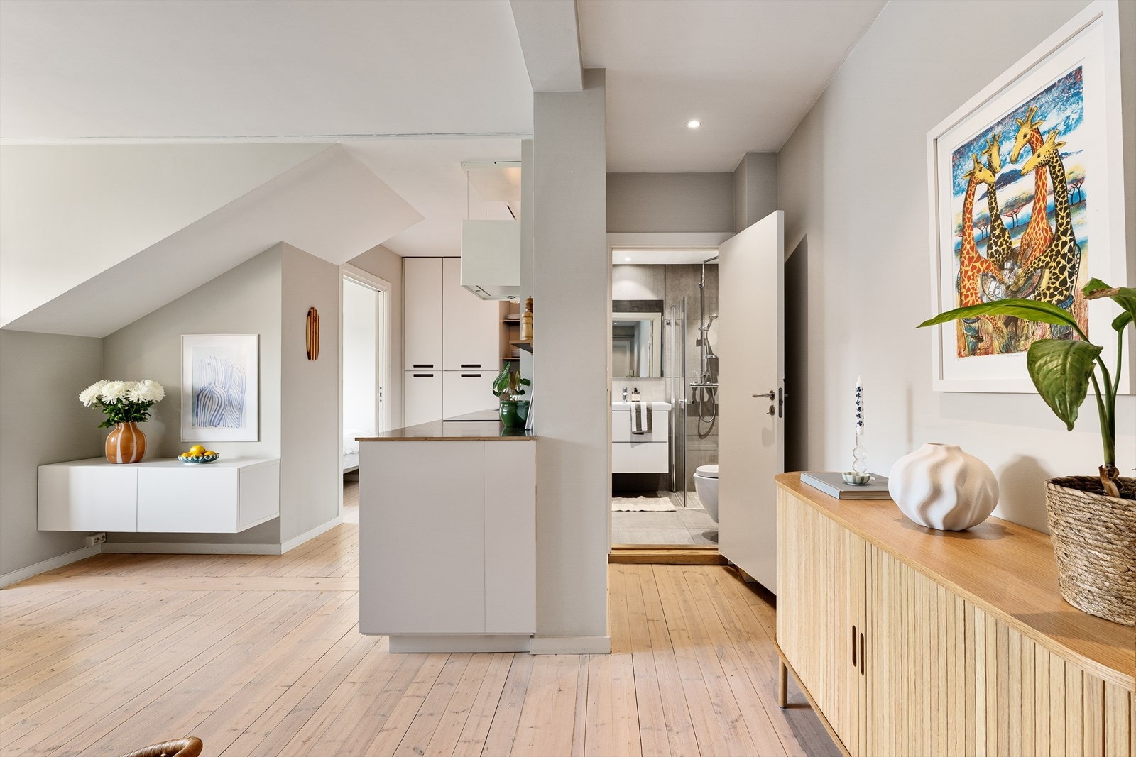 Gulvarealet i leiligheten (GUA) er oppmålt til ca. 56 m². Galleribilde