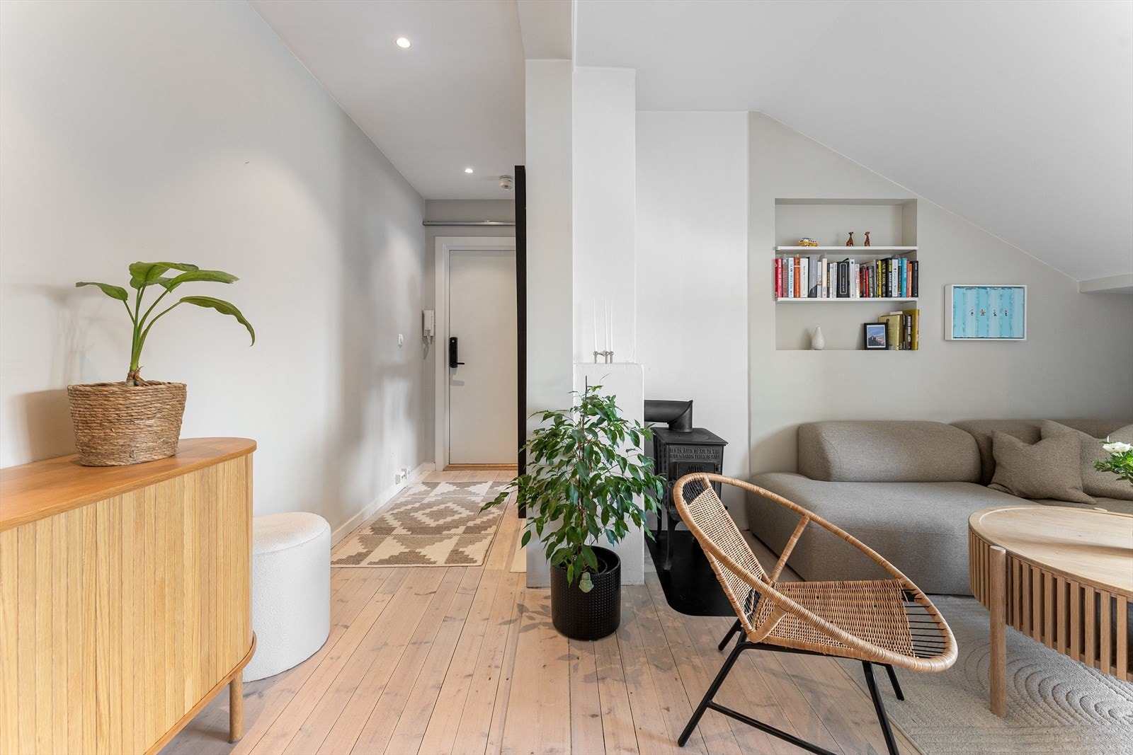 I stuen finner man en hyggelig peisovn, som varmer godt på kalde dager. Galleribilde