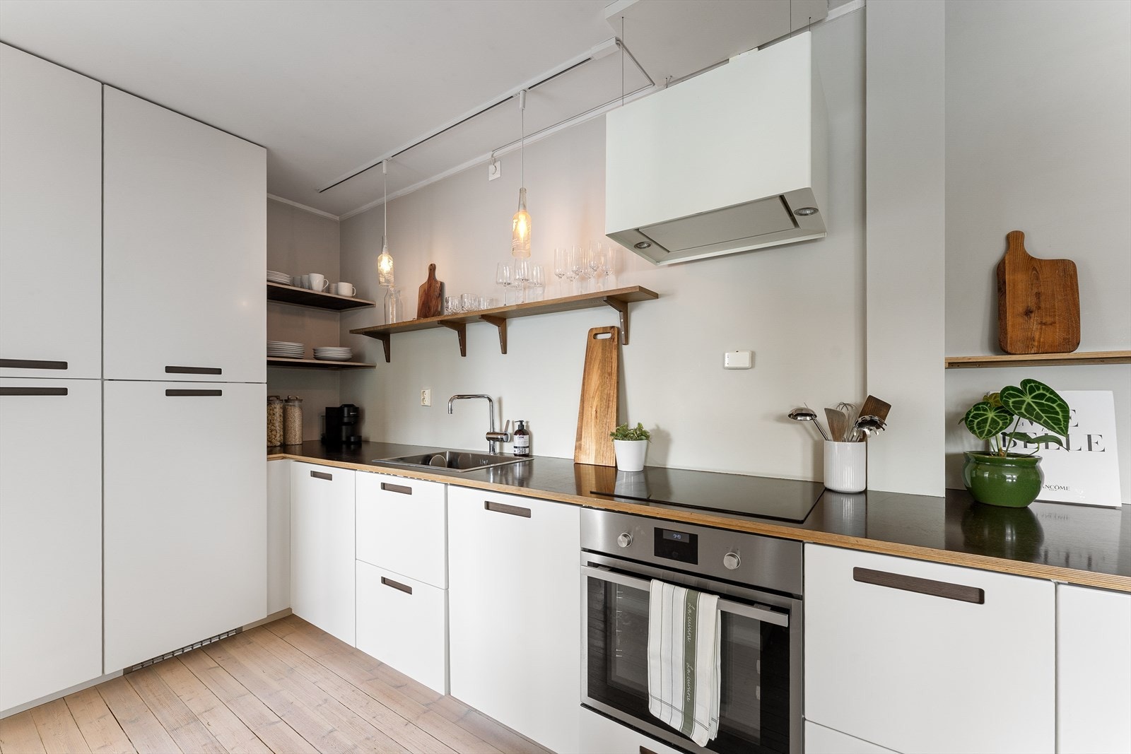 Delikat IKEA-kjøkken fra 2016 med lyse fronter og benkeplate i tre. Galleribilde