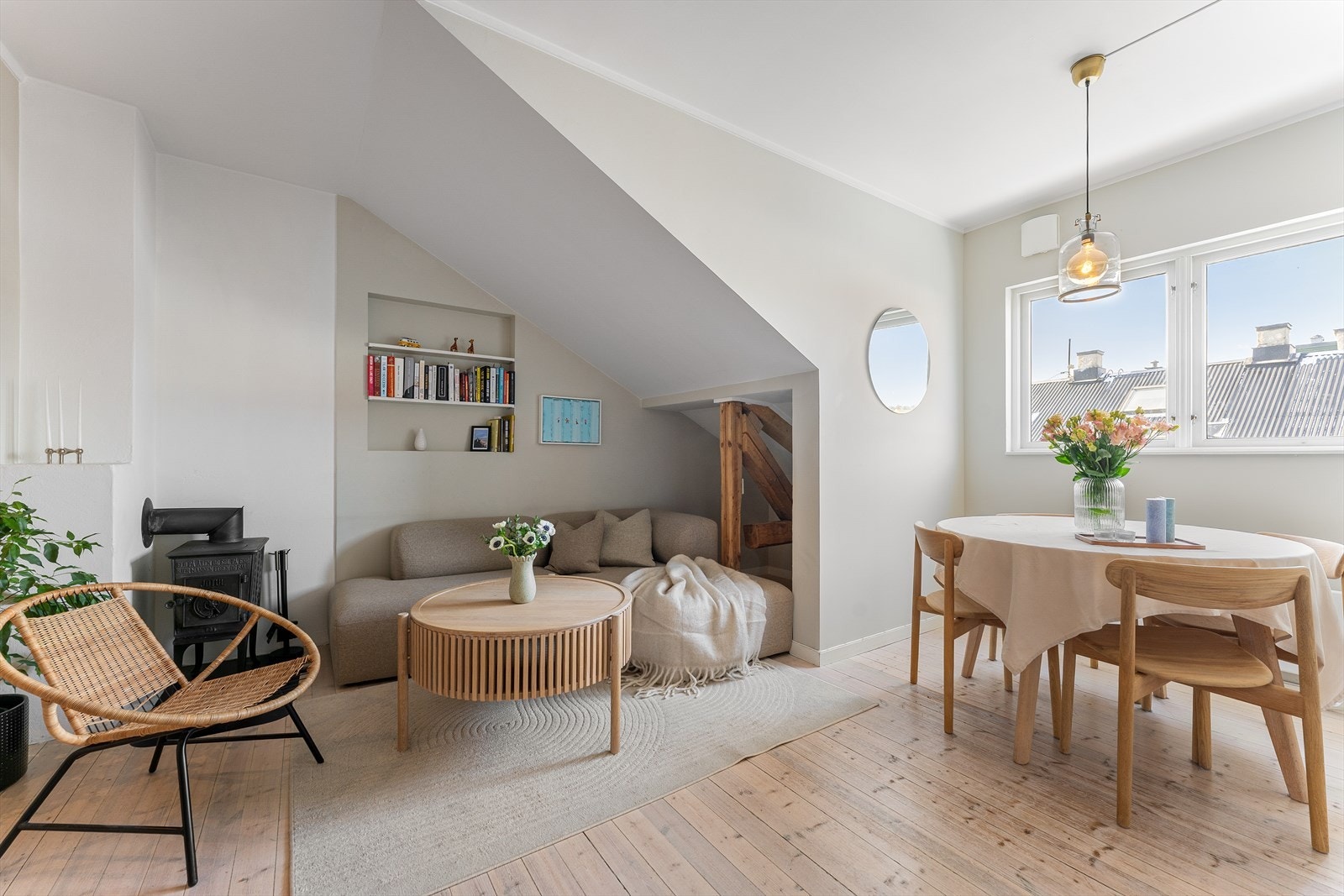 En sjarmerende loftsleilighet som kombinerer god arealutnyttelse, fine lysforhold og moderne uttrykk. Galleribilde