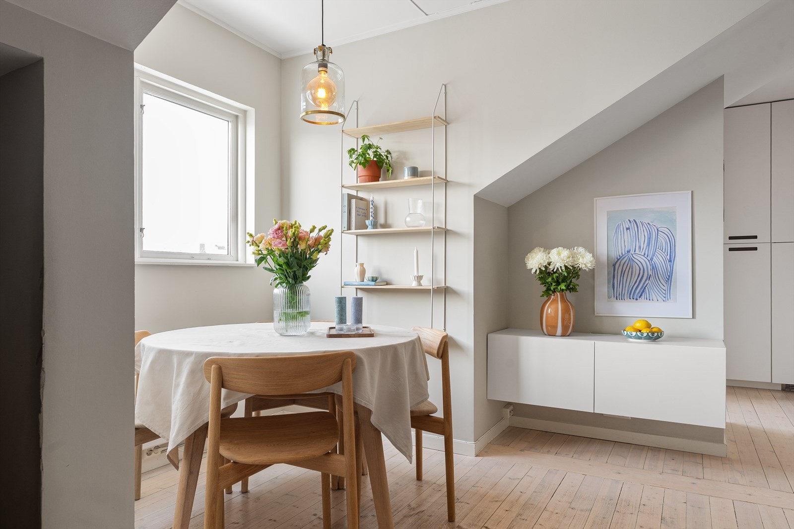 Vinduslfatene slipper inn rikelig med naturlig lys i leiligheten og skaper en hyggelig atmosfære. Galleribilde