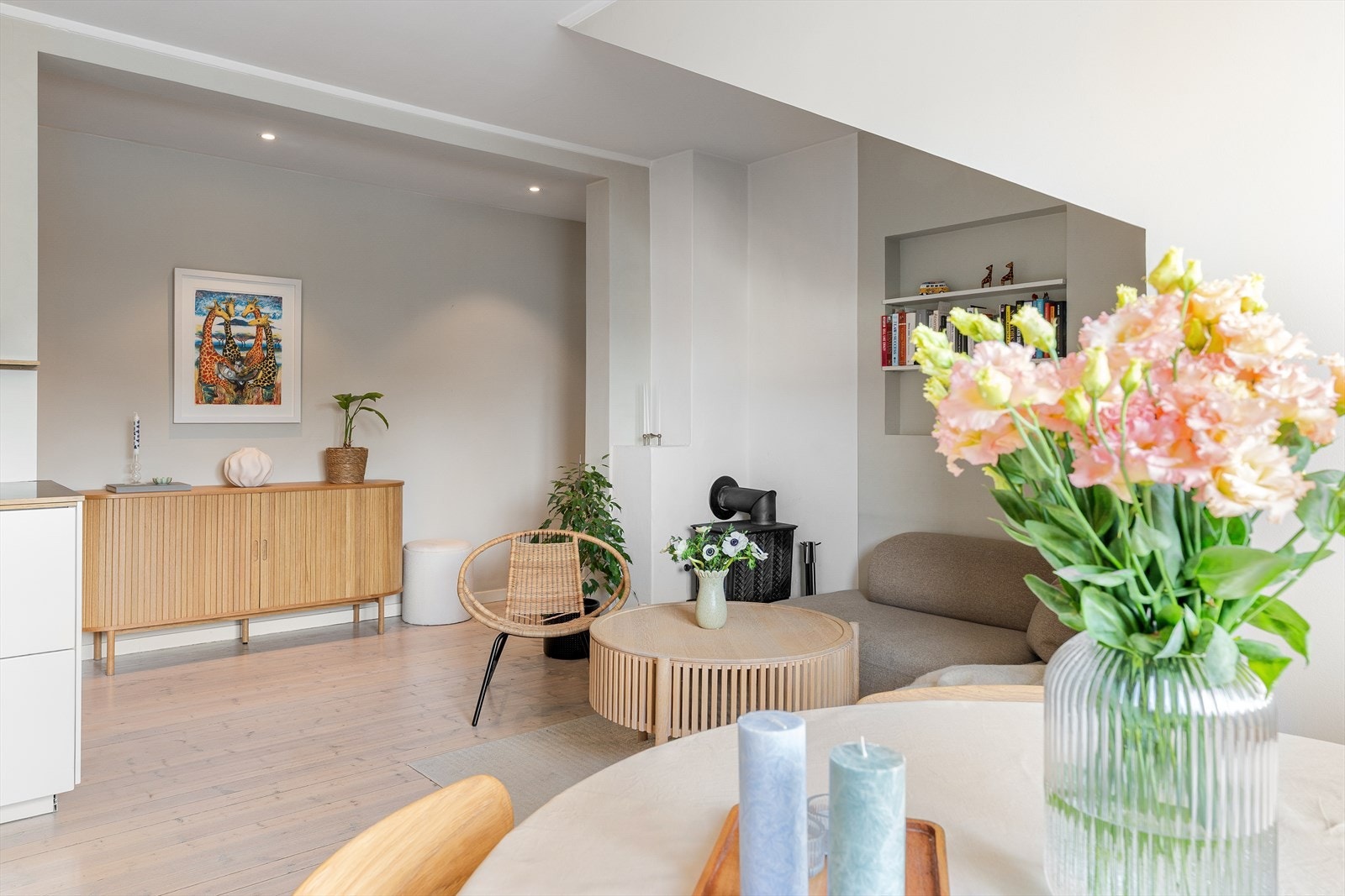 Den åpne løsningen gir en effektiv arealutnyttelse og skaper et hyggelig og sosialt oppholdsrom. Galleribilde