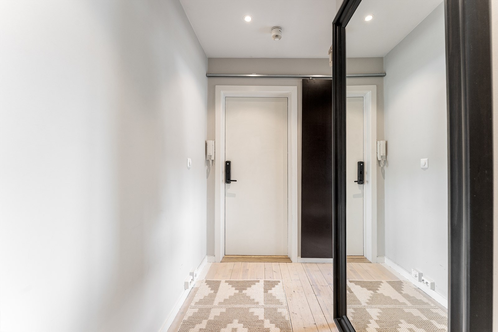 Det er god plass til oppheng av yttertøy og praktisk oppbevaring. Galleribilde