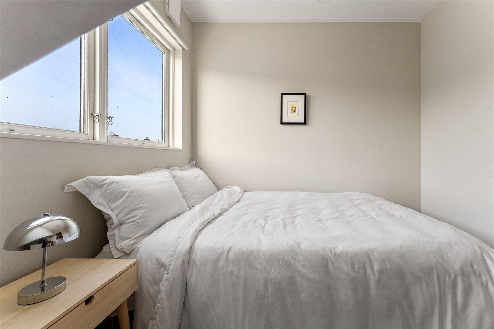 Soverommet har et nydelig lysinnslipp som skaper en luftig og behagelig atmosfære. Galleribilde