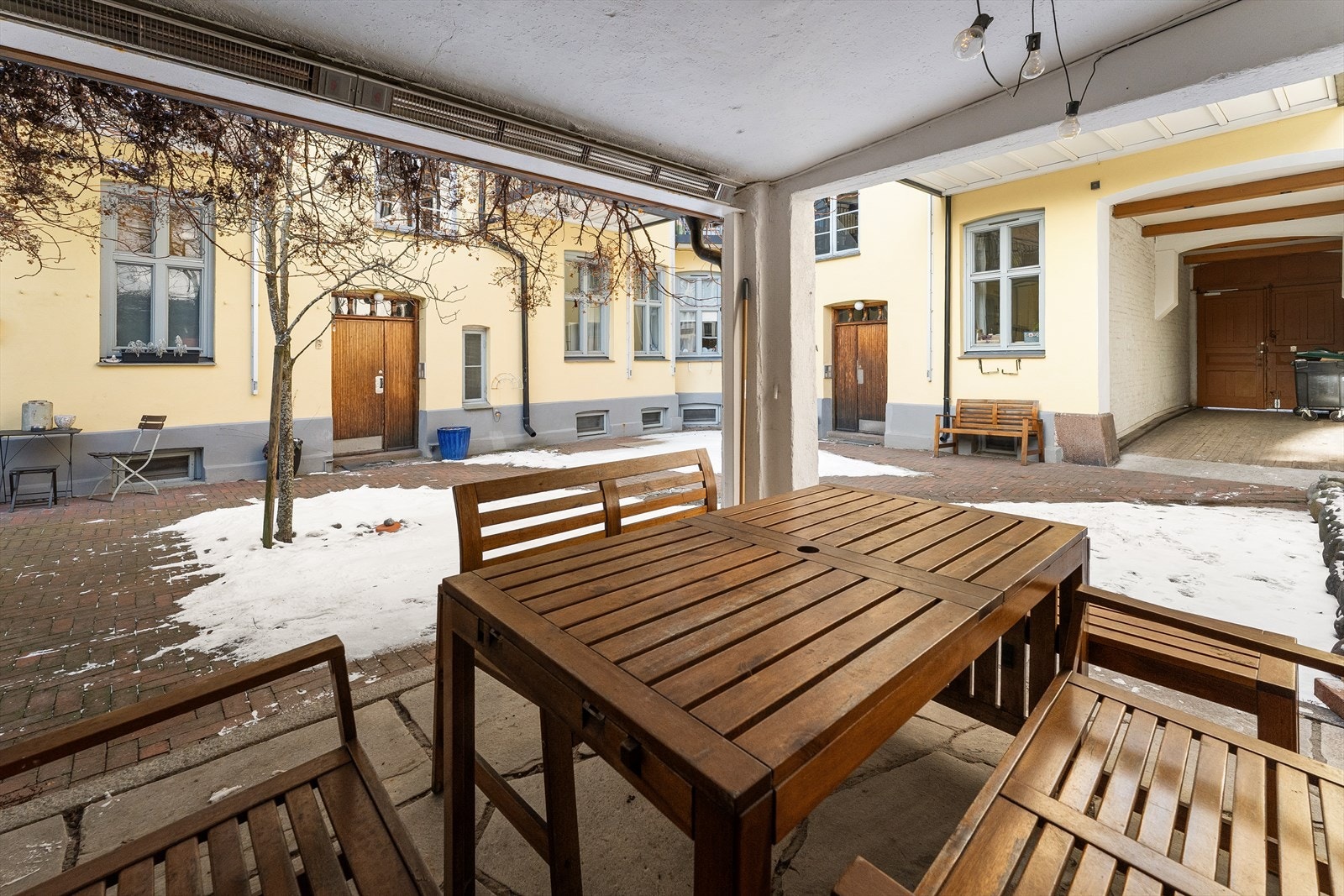 Sameiet har hyggelige uteområder med sittegrupper som legger til rette for sosiale sammenkomster. Galleribilde