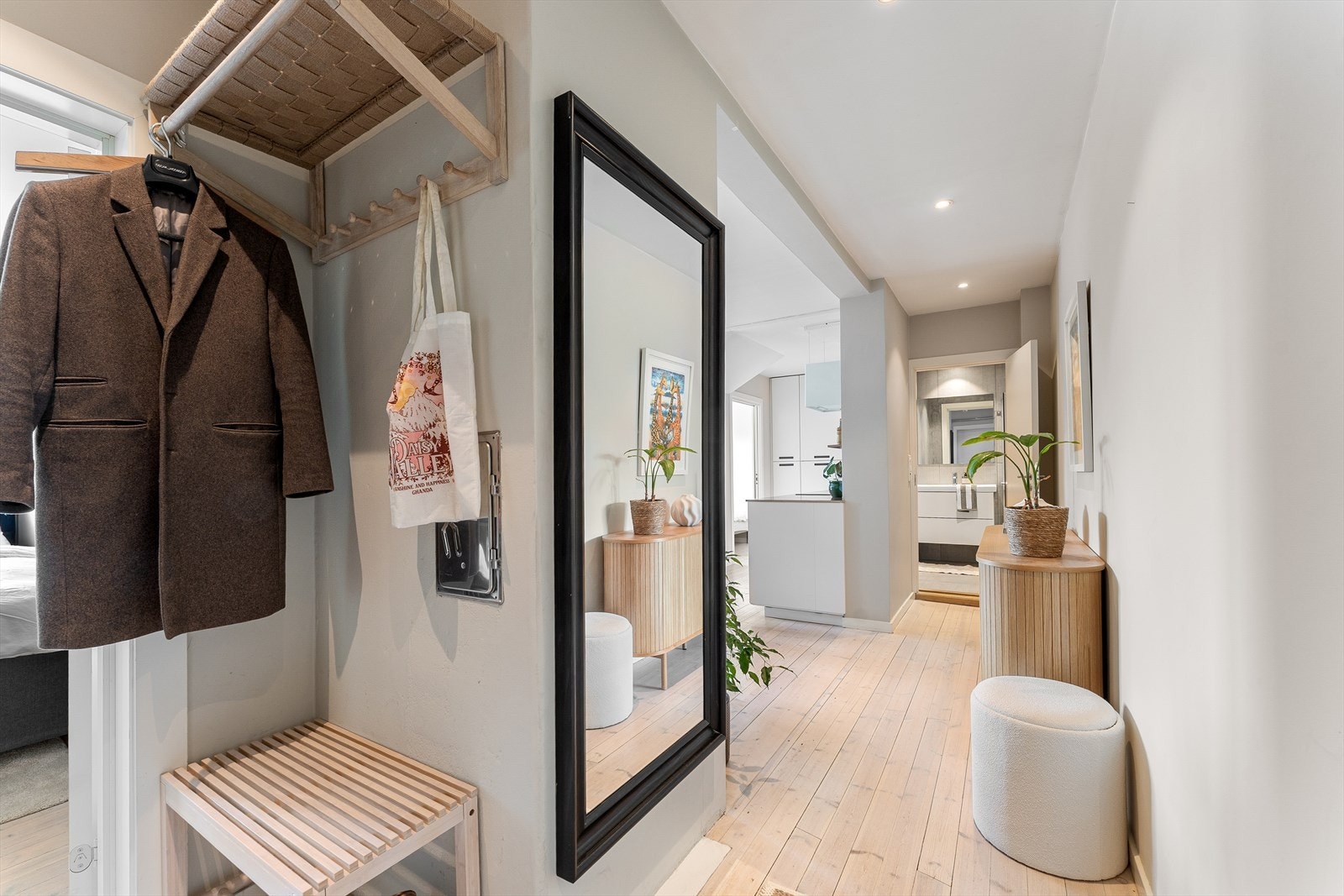 Lys og romslig entré som gir et godt førsteinntrykk av leiligheten. Galleribilde