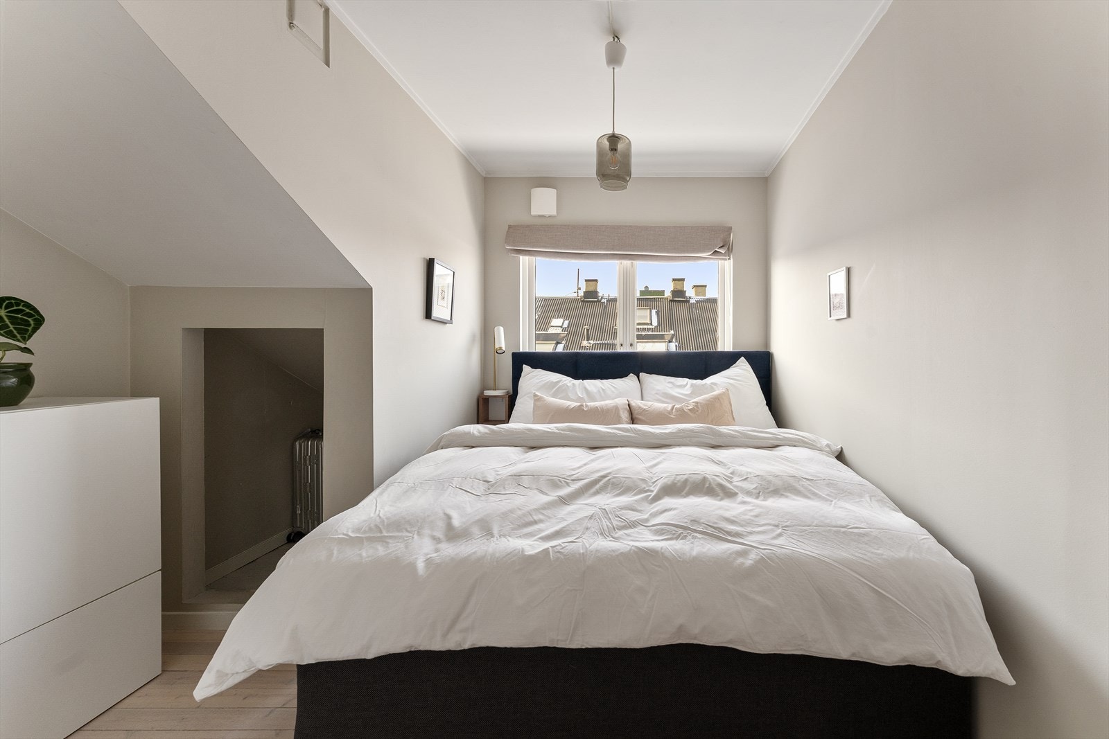 Leilighetens hovedsoverom er av god størrelse, innredet med et stort garderobeskap. Galleribilde