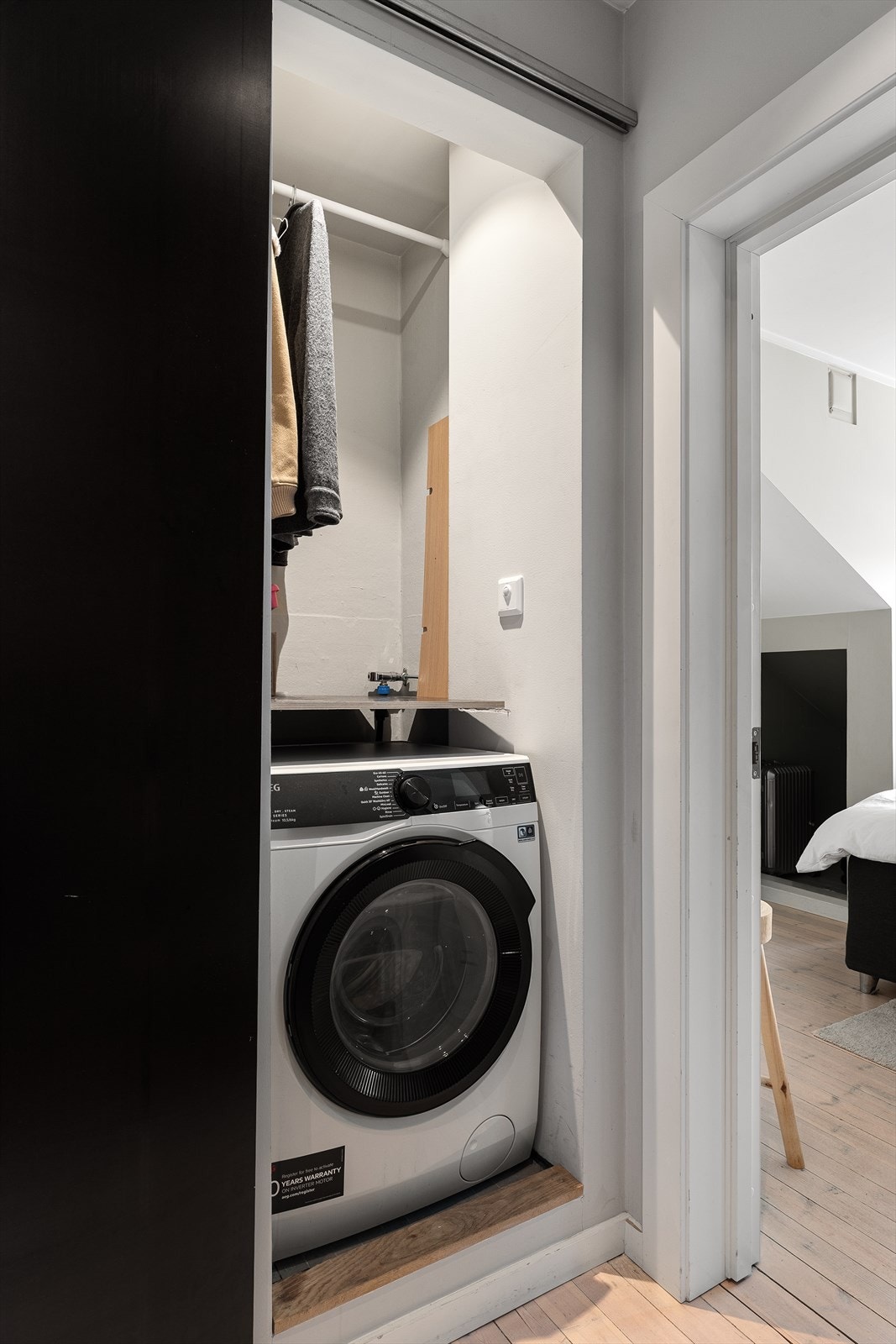 Praktisk kott innredet med vaskemaskin - som gir ekstra oppbevaringsplass og en ryddig hverdag. Galleribilde