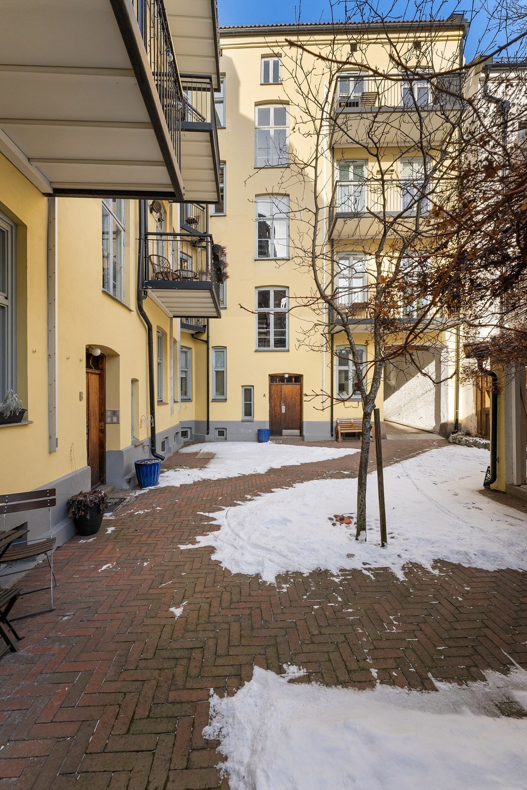 Velholdte fellesarealer med fine sittegrupper, stenbelagt dekke og diverse beplantning. Galleribilde