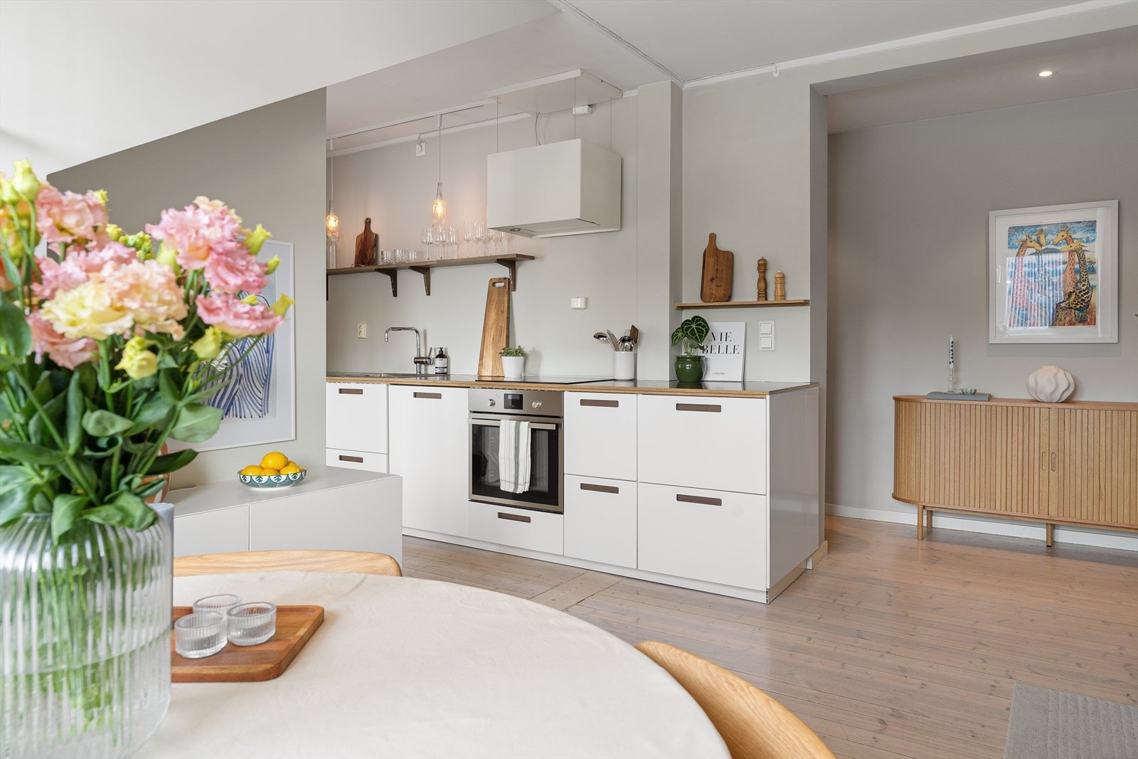 Et moderne og åpent allrom som samler hjemmet på en naturlig måte. Galleribilde