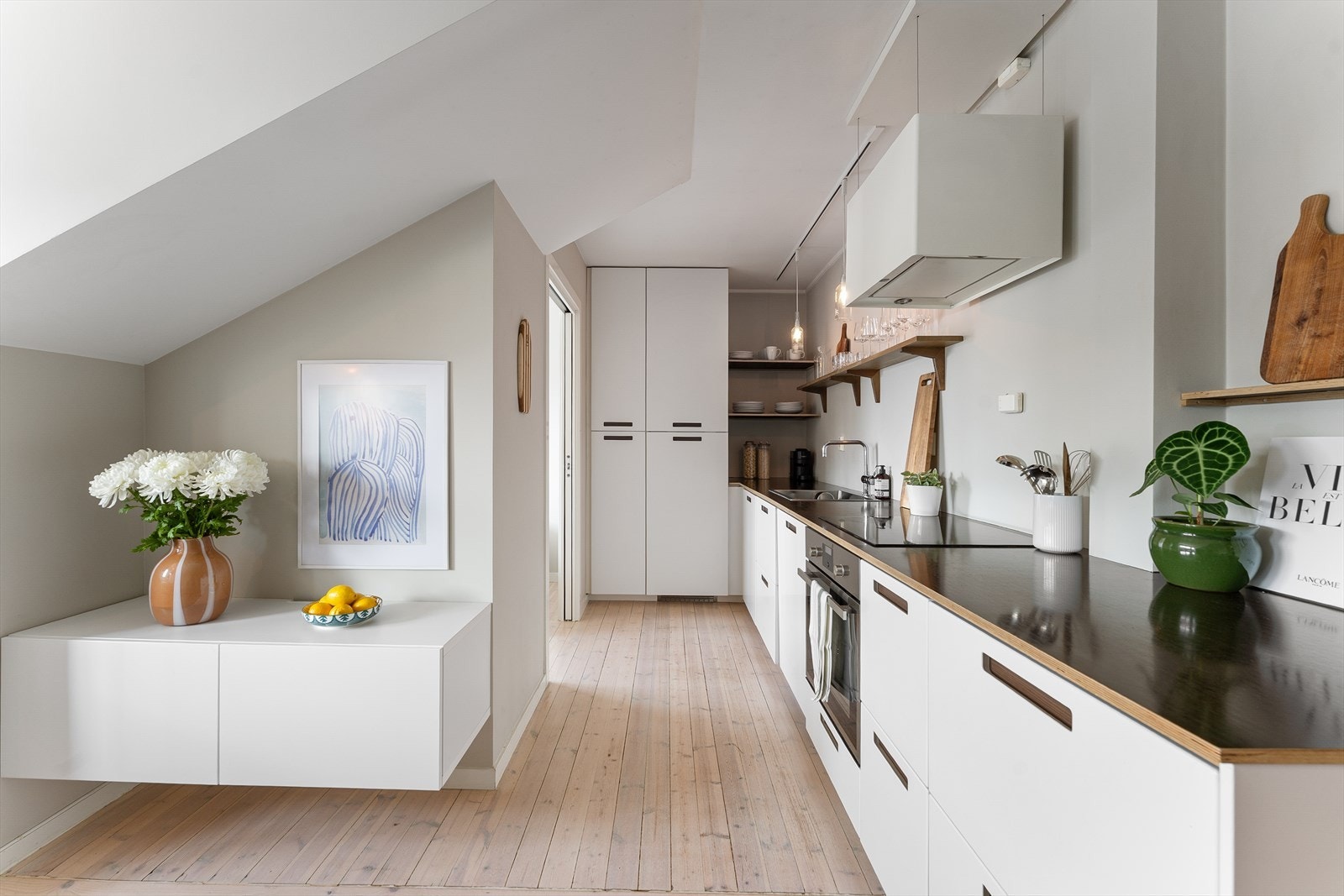 Kjøkkenet er smart planlagt med fokus på funksjonalitet, og byr på rikelig med både benkeplass og oppbevaringsplass i skap. Galleribilde