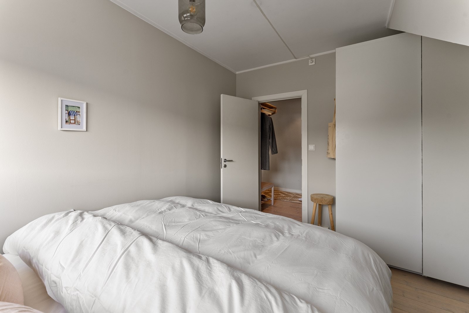 Soverommet er malt i lyse og tidsriktge farger. Galleribilde