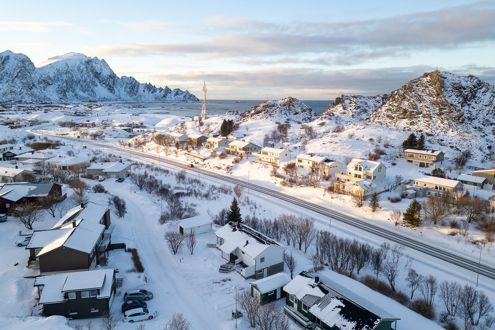 Eiendommen har fin beliggenhet utenfor sentrum, med nydelig fjellutsikt og noe havutsikt. Gangavstand til barnehage, dagligvarebutikk og turområder. Galleribilde