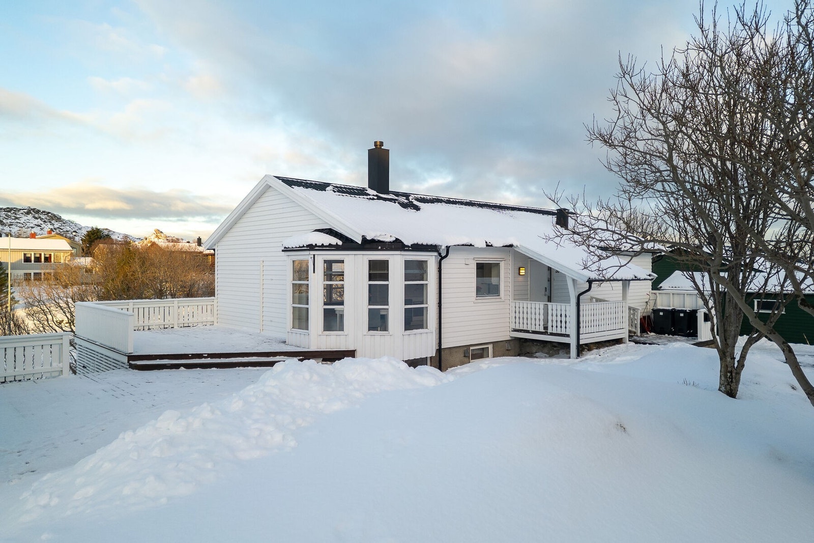 Tomten er flott opparbeidet med terrasser, plen og trær. Galleribilde