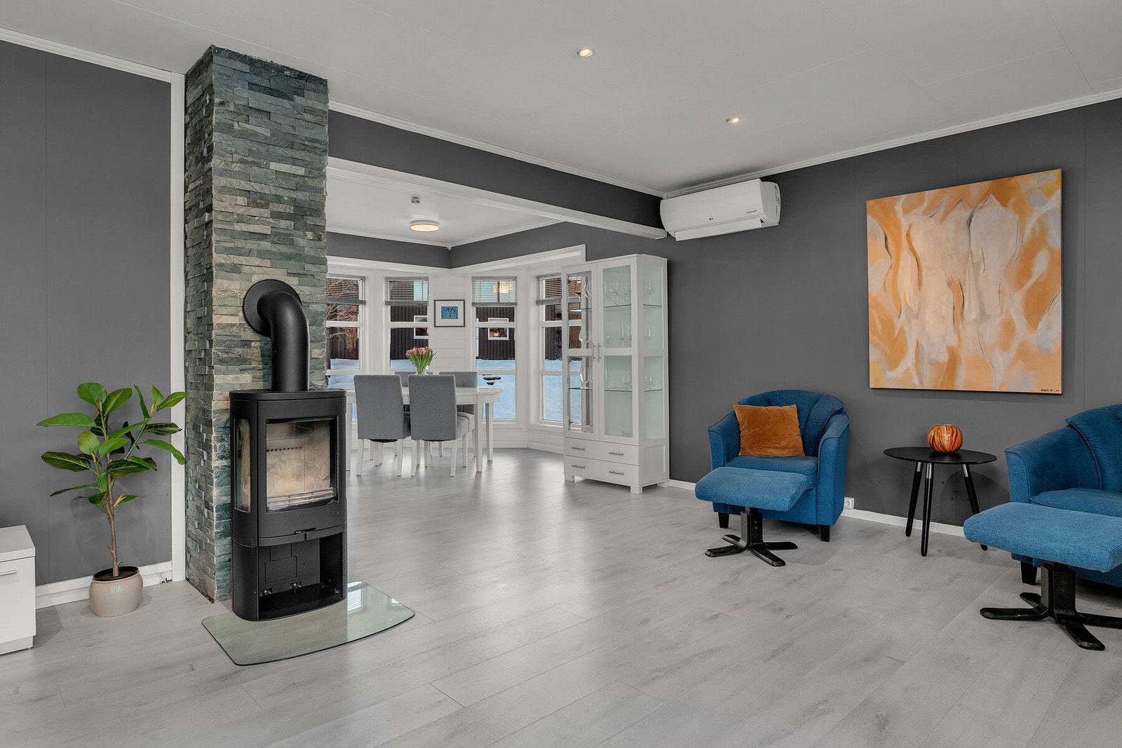 Fra stue mot spiseplass. Galleribilde