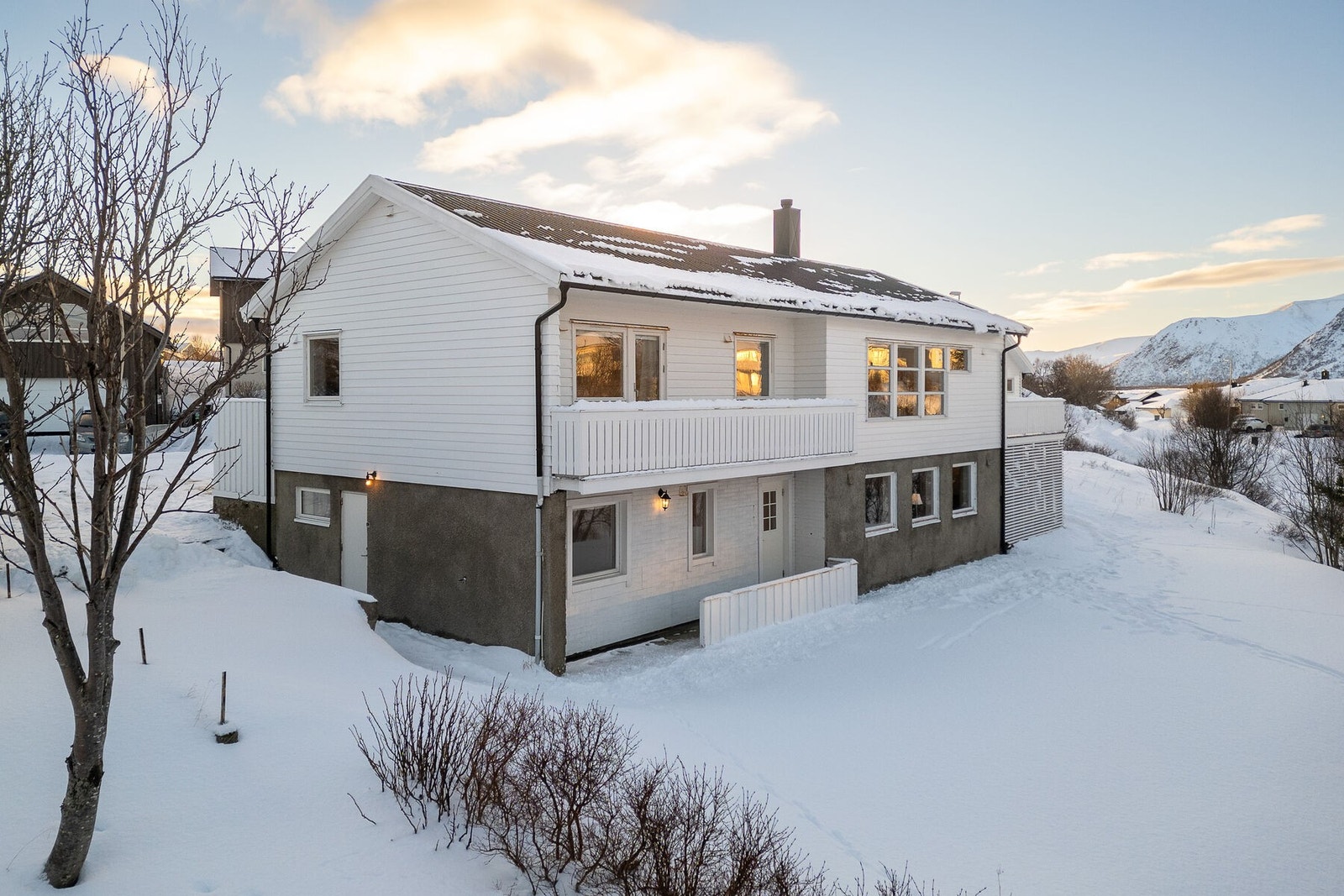 Boligen byr på ekstra inntektspotensial med utleiedel i sokkeletasjen - med egen inngang. Galleribilde