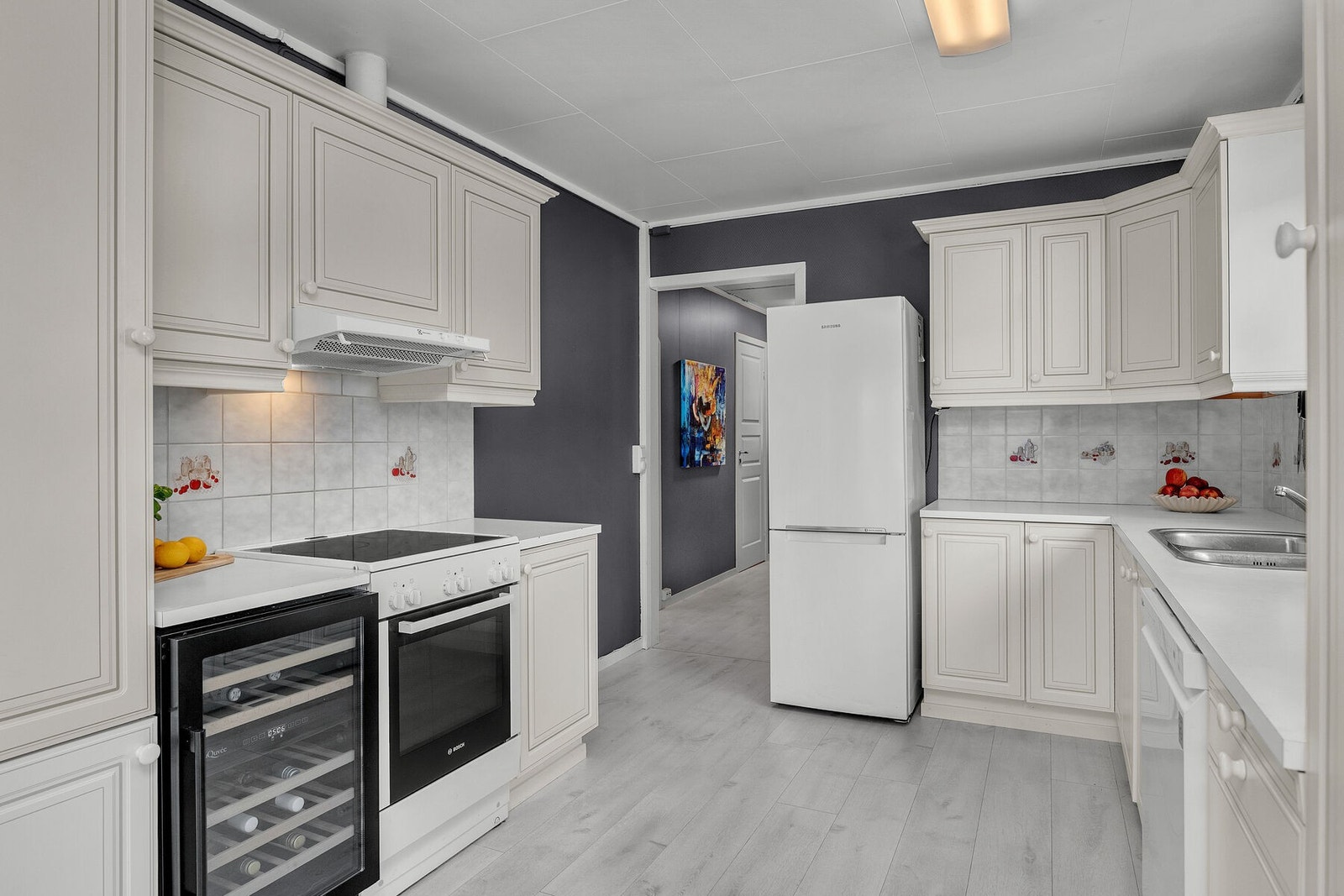 Funksjonelt kjøkken utstyrt med frittstående hvitevarer og ventilator. Hvitevarer medfølger ikke i salget. Galleribilde