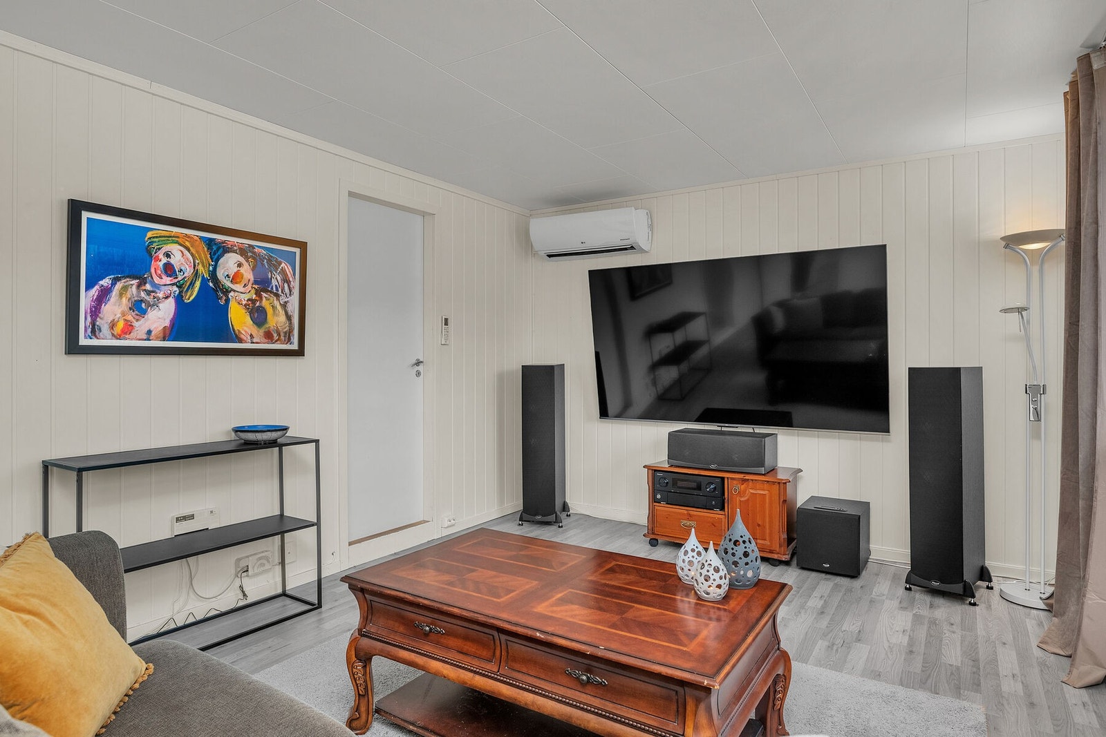 Dør inn til soverom/disponibelt rom i utleiedel. Galleribilde